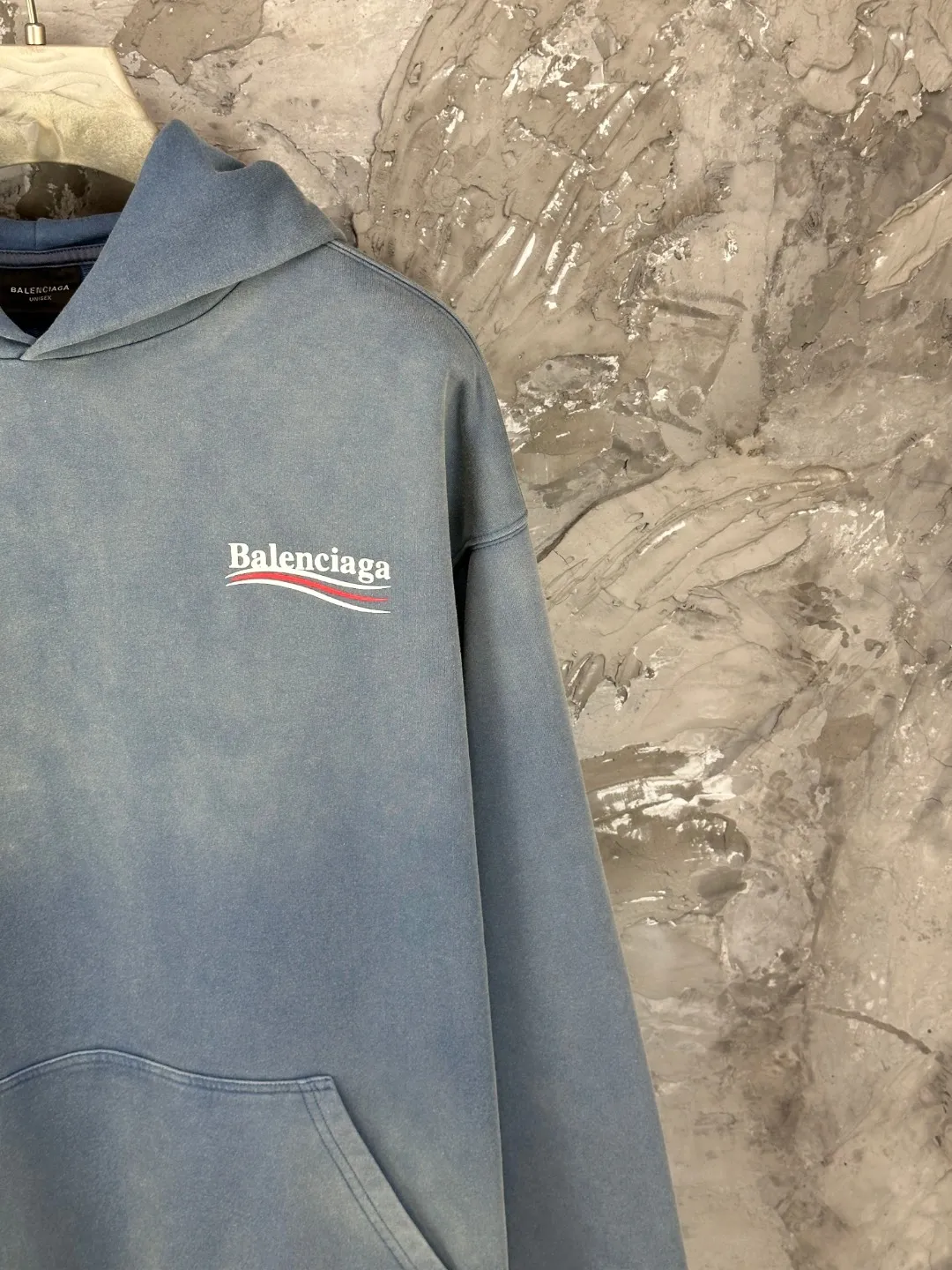 🅿️370 - BALENCI*GA Paris classic cola print split hooded long-sleeved sweatshirt. The front pattern is made of environmentally friendly imported rubber paddle split printing. The ready-to-wear is sprayed with horse wash to make it old. The letters are clear. The effect is three-dimensional. Exclusively woven and dyed 460g fabric. Threads are dyed in the same vat with zero color difference. Brick cabinet synchronization. Welcome to compare. Same style for men and women -Color: Wash purple Wash blue -SIZE: Xs S M L Style number 8968#