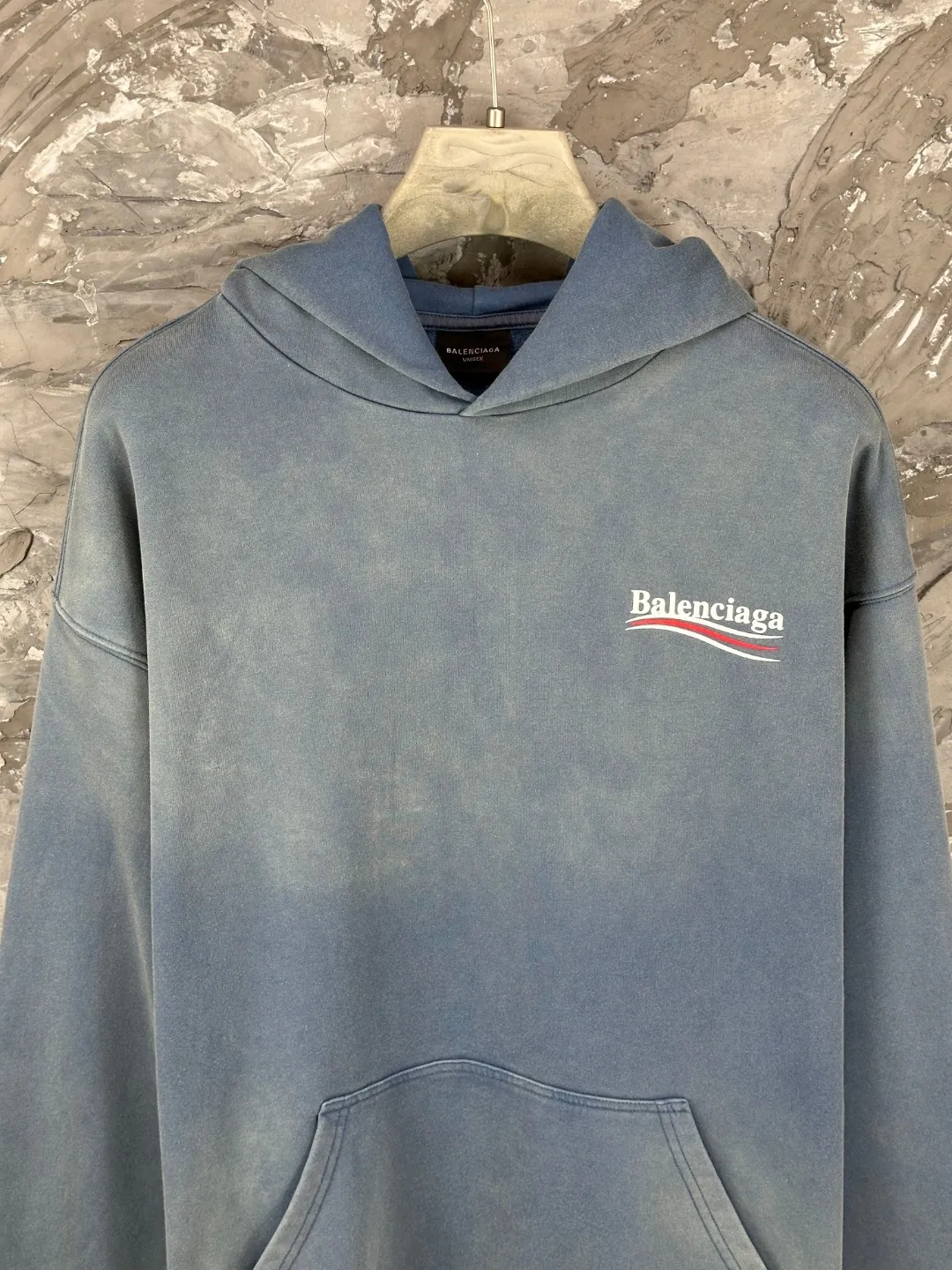 🅿️370 - BALENCI*GA Paris classic cola print split hooded long-sleeved sweatshirt. The front pattern is made of environmentally friendly imported rubber paddle split printing. The ready-to-wear is sprayed with horse wash to make it old. The letters are clear. The effect is three-dimensional. Exclusively woven and dyed 460g fabric. Threads are dyed in the same vat with zero color difference. Brick cabinet synchronization. Welcome to compare. Same style for men and women -Color: Wash purple Wash blue -SIZE: Xs S M L Style number 8968#