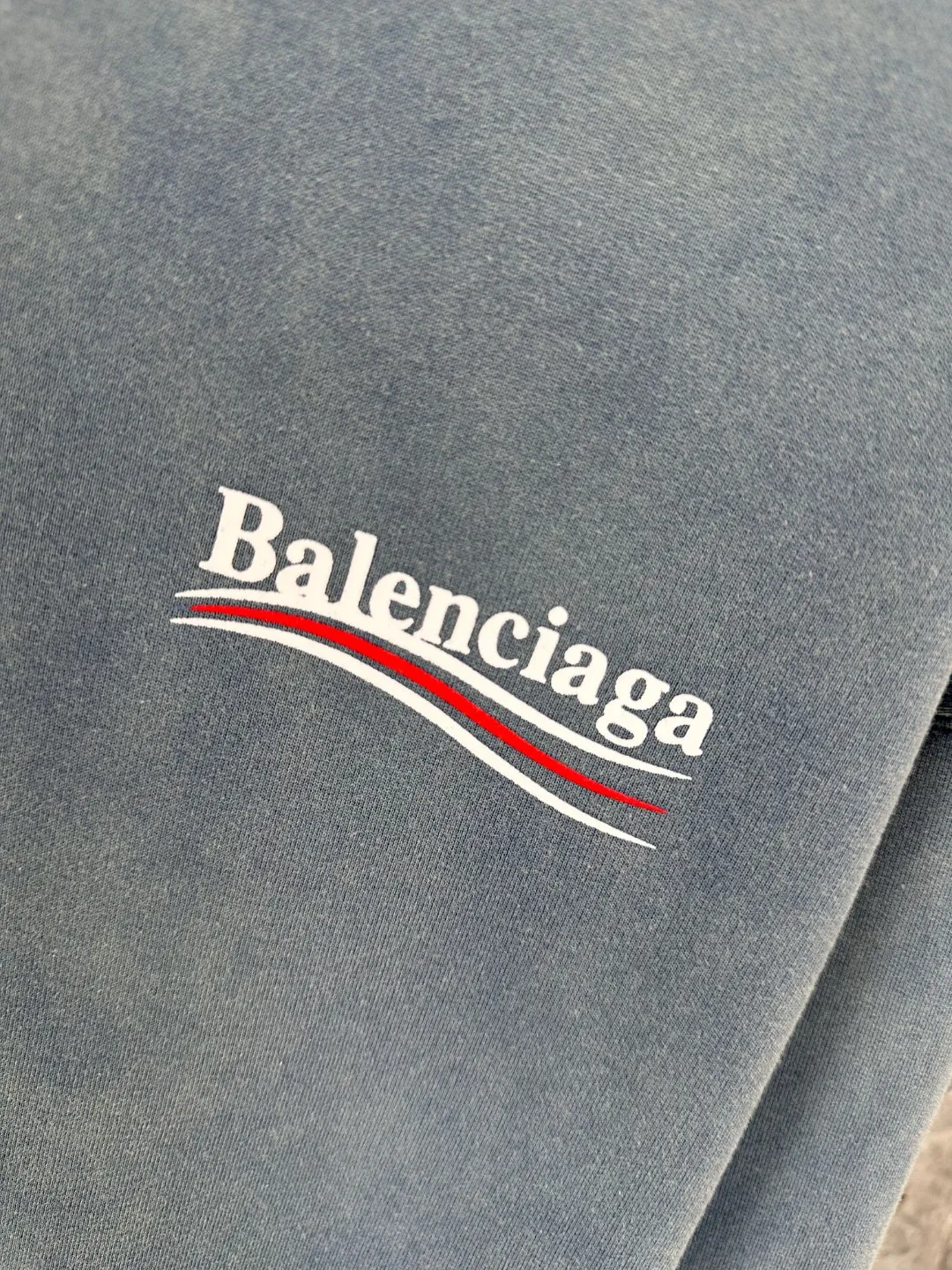 🅿️370 - BALENCI*GA Paris classic cola print split hooded long-sleeved sweatshirt. The front pattern is made of environmentally friendly imported rubber paddle split printing. The ready-to-wear is sprayed with horse wash to make it old. The letters are clear. The effect is three-dimensional. Exclusively woven and dyed 460g fabric. Threads are dyed in the same vat with zero color difference. Brick cabinet synchronization. Welcome to compare. Same style for men and women -Color: Wash purple Wash blue -SIZE: Xs S M L Style number 8968#