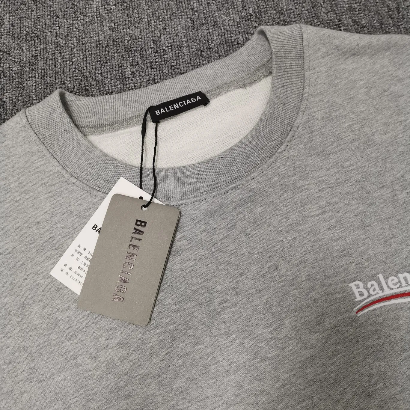 Additional details——Spring and autumn top-notch proven version of Balenciaga Classic Loose Unisex Pure Cotton Round Neck Sweatshirt for Men and Women. Custom-made fabrics and printed accessories are reproduced one-to-one. The fabric surface is treated with dust-free woolen craftsmanship, and the shoulder and chain seams are made of 0.8cm bundled strips inside. The special machine-edged double chain-wrapped thread-stitched pure cotton is here to explain why mine is dozens of yuan more expensive than others: 1. Each model is produced by the company. The details of the workmanship and fabrics are consistent with the original ones. There is no color difference between the ones at the counters. Guaranteed no color difference. Replicas are not scary. Whoever is fake is embarrassed. It’s not shameful to make a replica, it’s shameful if you can’t buy the correct version if you make a replica. All of my series can be found in all major places and will be absolutely stunning!  2. The fabric is made of 460 Paris special fabric. No one can make it better than mine. There is really no way to compare with the ordinary version on the market. Respect it. It is authentic and costs thousands of dollars. Don’t go for the quality of street stalls. 3. The workmanship has been restored in all aspects. The packaging has been restored in all aspects. 4. I guarantee here that this is the highest quality you can find. Size: XS-L Color: haze blue, navy blue, white P:370