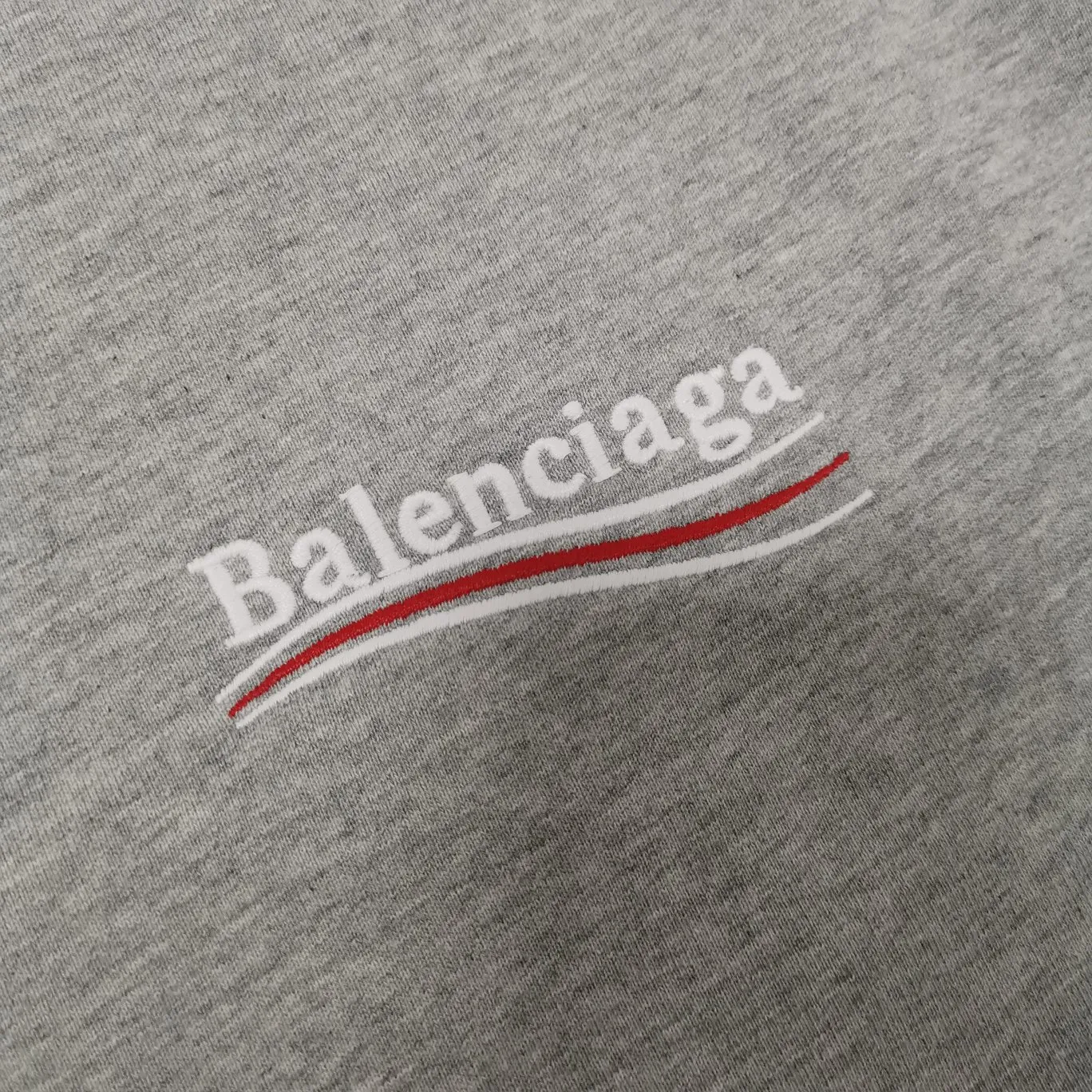 Additional details——Spring and autumn top-notch proven version of Balenciaga Classic Loose Unisex Pure Cotton Round Neck Sweatshirt for Men and Women. Custom-made fabrics and printed accessories are reproduced one-to-one. The fabric surface is treated with dust-free woolen craftsmanship, and the shoulder and chain seams are made of 0.8cm bundled strips inside. The special machine-edged double chain-wrapped thread-stitched pure cotton is here to explain why mine is dozens of yuan more expensive than others: 1. Each model is produced by the company. The details of the workmanship and fabrics are consistent with the original ones. There is no color difference between the ones at the counters. Guaranteed no color difference. Replicas are not scary. Whoever is fake is embarrassed. It’s not shameful to make a replica, it’s shameful if you can’t buy the correct version if you make a replica. All of my series can be found in all major places and will be absolutely stunning!  2. The fabric is made of 460 Paris special fabric. No one can make it better than mine. There is really no way to compare with the ordinary version on the market. Respect it. It is authentic and costs thousands of dollars. Don’t go for the quality of street stalls. 3. The workmanship has been restored in all aspects. The packaging has been restored in all aspects. 4. I guarantee here that this is the highest quality you can find. Size: XS-L Color: haze blue, navy blue, white P:370