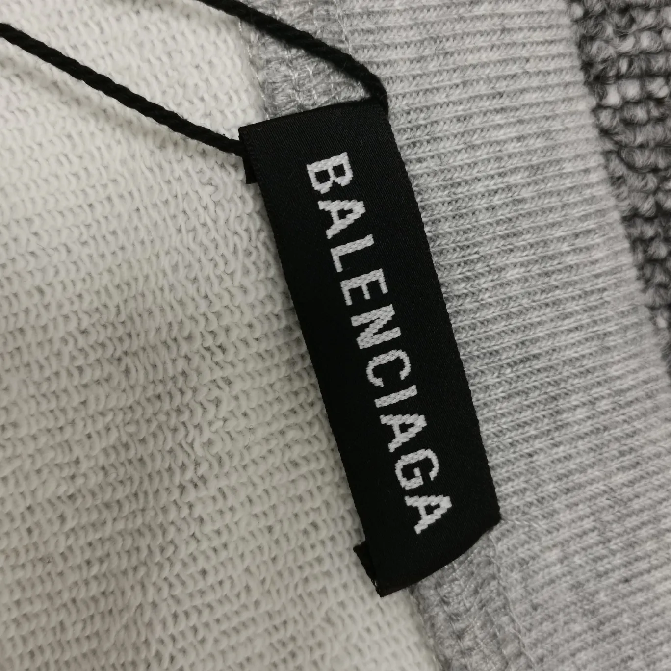 Additional details——Spring and autumn top-notch proven version of Balenciaga Classic Loose Unisex Pure Cotton Round Neck Sweatshirt for Men and Women. Custom-made fabrics and printed accessories are reproduced one-to-one. The fabric surface is treated with dust-free woolen craftsmanship, and the shoulder and chain seams are made of 0.8cm bundled strips inside. The special machine-edged double chain-wrapped thread-stitched pure cotton is here to explain why mine is dozens of yuan more expensive than others: 1. Each model is produced by the company. The details of the workmanship and fabrics are consistent with the original ones. There is no color difference between the ones at the counters. Guaranteed no color difference. Replicas are not scary. Whoever is fake is embarrassed. It’s not shameful to make a replica, it’s shameful if you can’t buy the correct version if you make a replica. All of my series can be found in all major places and will be absolutely stunning!  2. The fabric is made of 460 Paris special fabric. No one can make it better than mine. There is really no way to compare with the ordinary version on the market. Respect it. It is authentic and costs thousands of dollars. Don’t go for the quality of street stalls. 3. The workmanship has been restored in all aspects. The packaging has been restored in all aspects. 4. I guarantee here that this is the highest quality you can find. Size: XS-L Color: haze blue, navy blue, white P:370