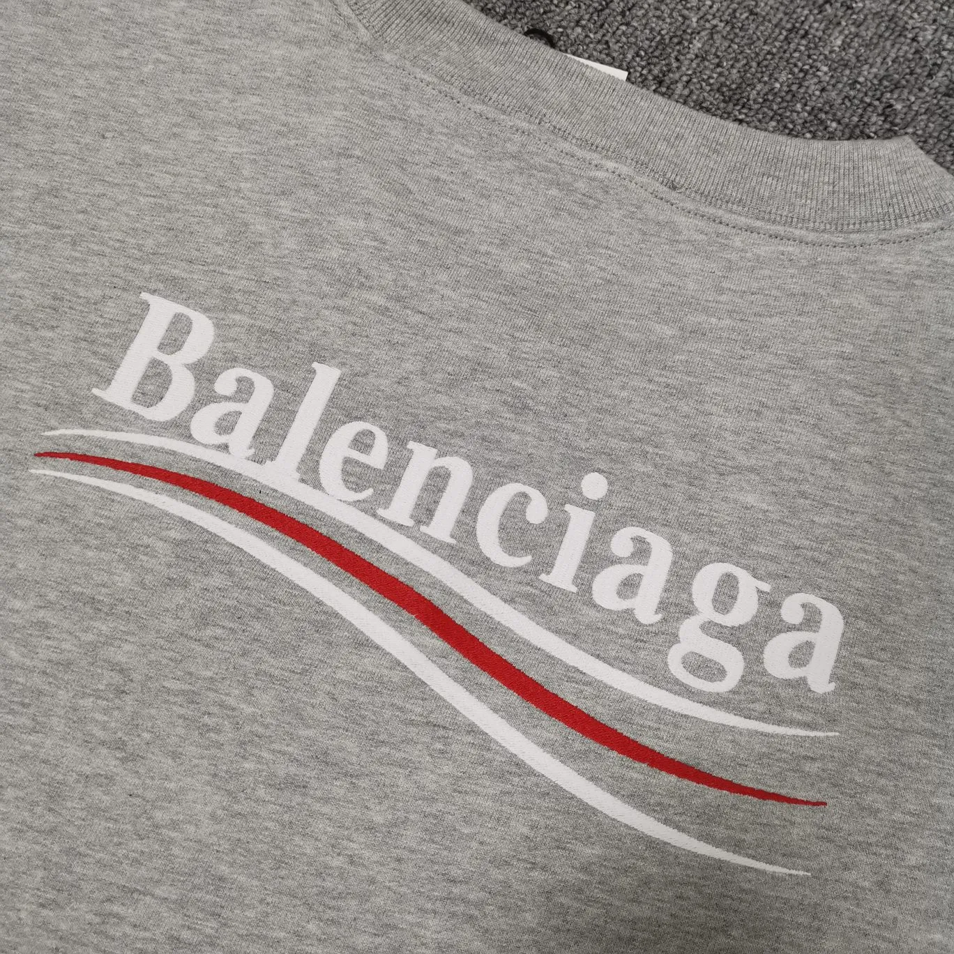 Additional details——Spring and autumn top-notch proven version of Balenciaga Classic Loose Unisex Pure Cotton Round Neck Sweatshirt for Men and Women. Custom-made fabrics and printed accessories are reproduced one-to-one. The fabric surface is treated with dust-free woolen craftsmanship, and the shoulder and chain seams are made of 0.8cm bundled strips inside. The special machine-edged double chain-wrapped thread-stitched pure cotton is here to explain why mine is dozens of yuan more expensive than others: 1. Each model is produced by the company. The details of the workmanship and fabrics are consistent with the original ones. There is no color difference between the ones at the counters. Guaranteed no color difference. Replicas are not scary. Whoever is fake is embarrassed. It’s not shameful to make a replica, it’s shameful if you can’t buy the correct version if you make a replica. All of my series can be found in all major places and will be absolutely stunning!  2. The fabric is made of 460 Paris special fabric. No one can make it better than mine. There is really no way to compare with the ordinary version on the market. Respect it. It is authentic and costs thousands of dollars. Don’t go for the quality of street stalls. 3. The workmanship has been restored in all aspects. The packaging has been restored in all aspects. 4. I guarantee here that this is the highest quality you can find. Size: XS-L Color: haze blue, navy blue, white P:370