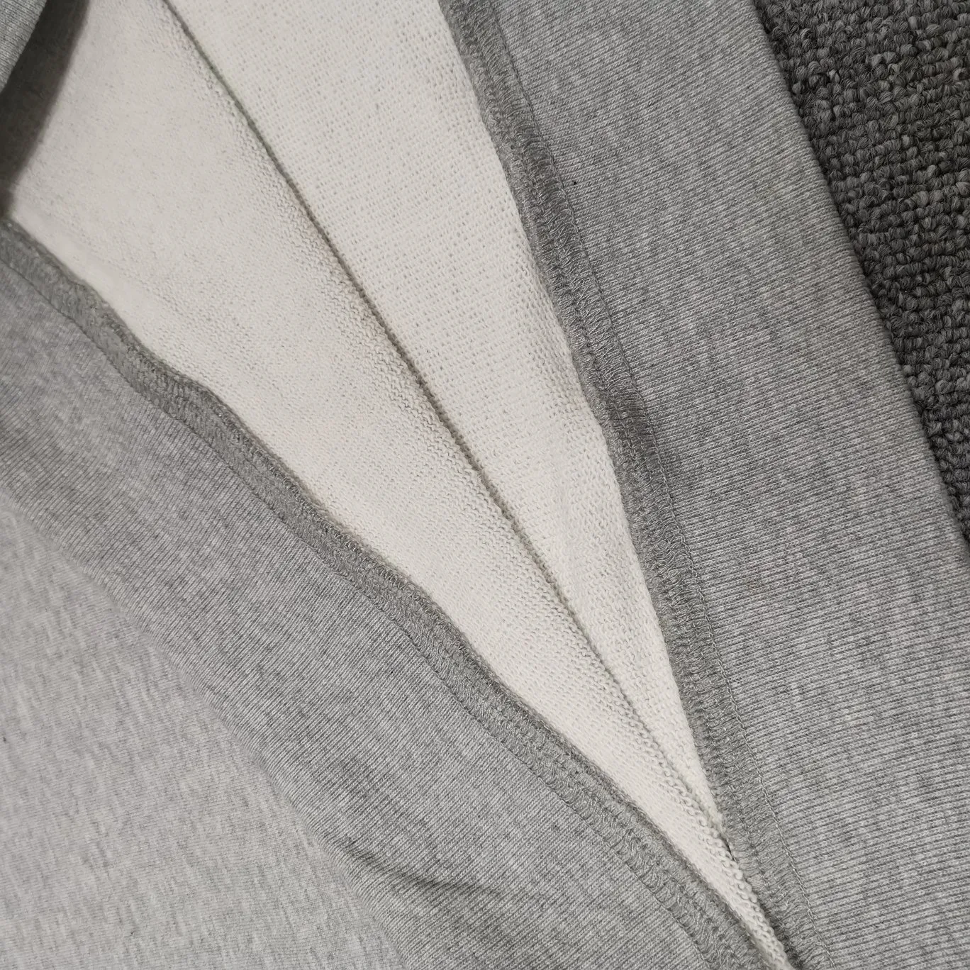 Additional details——Spring and autumn top-notch proven version of Balenciaga Classic Loose Unisex Pure Cotton Round Neck Sweatshirt for Men and Women. Custom-made fabrics and printed accessories are reproduced one-to-one. The fabric surface is treated with dust-free woolen craftsmanship, and the shoulder and chain seams are made of 0.8cm bundled strips inside. The special machine-edged double chain-wrapped thread-stitched pure cotton is here to explain why mine is dozens of yuan more expensive than others: 1. Each model is produced by the company. The details of the workmanship and fabrics are consistent with the original ones. There is no color difference between the ones at the counters. Guaranteed no color difference. Replicas are not scary. Whoever is fake is embarrassed. It’s not shameful to make a replica, it’s shameful if you can’t buy the correct version if you make a replica. All of my series can be found in all major places and will be absolutely stunning!  2. The fabric is made of 460 Paris special fabric. No one can make it better than mine. There is really no way to compare with the ordinary version on the market. Respect it. It is authentic and costs thousands of dollars. Don’t go for the quality of street stalls. 3. The workmanship has been restored in all aspects. The packaging has been restored in all aspects. 4. I guarantee here that this is the highest quality you can find. Size: XS-L Color: haze blue, navy blue, white P:370