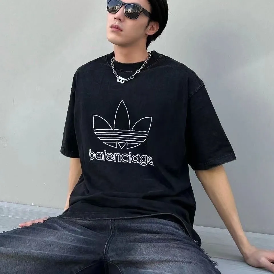 🎀Hot model picture🎀Top tested version BALENCIAGA/ADIDAS Balenciaga co-branded Adidas clover 23SS printed pattern letter round neck short-sleeved T-shirt is a hot topic at the moment🔥Quality ceiling It seems to be a simple printing or embroidery, but it is not simple at all. 100% imported machine restoration. The details of the workmanship and fabrics are consistent with the original ones. Guaranteed no color difference with the counters. Feel free to compare. ⚠️Note that the threaded collars are all original collars of certain Paris and Paris, with high wrapping. The width of the collar and cabinets are accurate to millimeters. Thick collars are not easily deformed. The collars of high-end products are all restored to cabinets. This distinguishes the large collars of the world from ordinary garbage. ⚠️Different styles of washed wheat main wheat, including imported wheat, have different colors and codes. Really restore the counter. As we all know, Balenciaga's collar labels in each quarter have different English or different colors. This distinguishes fast food products with the same common main wheat, washed wheat. ⚠️Attention to workmanship, stitching at the neckline, no folds, smooth and natural, no overlapping lines, true restoration ⚠️The fabric is made of 250g Paris-specific double yarn, which is really incomparable with the ordinary version on the market. Correct printing details, correct double yarn high weight thread, correct packaging details, all-round restoration of workmanship, all-round restoration of packaging P:270 Color: black white green SIZE: XS-S-M-L