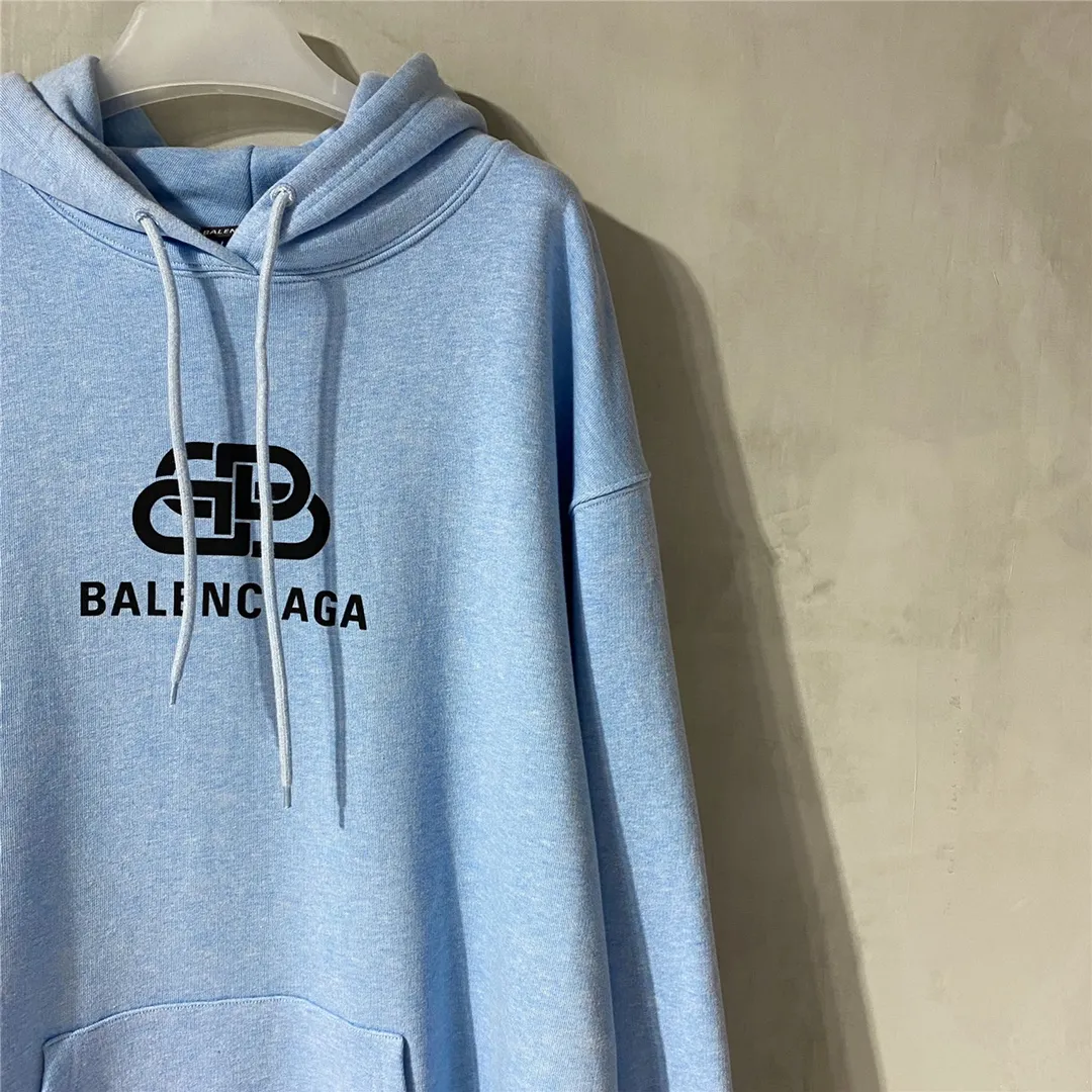 Top tested version Balenciaga BALENCIAGA haze blue lock print hooded sweatshirt [Top tested version] The only correct haze blue snowflake color on the entire network‼ ️Super white and high-end color... -Full set of 1:1 customized original accessories packaging (with logo Sydney paper + new moderator mark + washing + original hangtag) -The entire sweatshirt is made of 460 grams of pure cotton large terry, and the wet weight can reach 480 grams, full of thickness -Note ⚠️This year's Balenciaga hoodie uses embroidered phoenix eyes on the hood‼ ️Eliminating the previous hardware eyes, this is also a detail that distinguishes low-end versions on the market‼ ️The whole piece of clothing, hat rope, thread, and fabric are produced in the same vat with 0 color difference - imported elliptical machine printing is used. Each printing is neatly aligned and the overall printing has no edges. I make every piece of clothing with conscience and strive for excellence in every link. Just to sell a piece of clothing and retain a customer. Although our products are a little more expensive than others, the expensive money is kept in the clothes and is definitely not imported into my pocket.  Color: Haze Blue Size: XS-L P:430