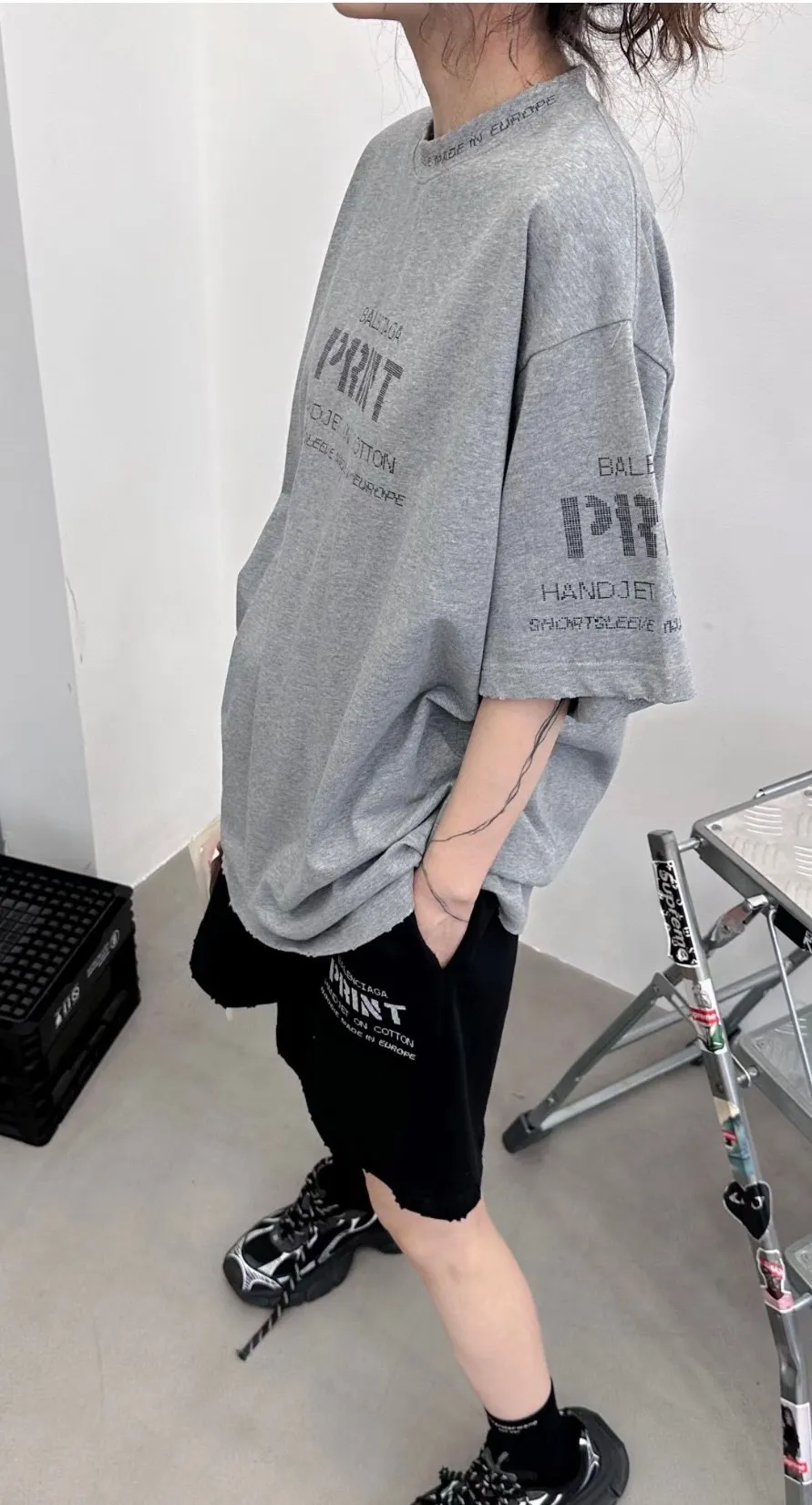 ♻️💯Upper body reference model picture❤️Top tested version Balenciaga 23SS pixel letter printed male and female couple celebrity short-sleeved T-shirt The fabric is made of 260g plain weave 32-count double-strand double yarn compact siro spinning imported "Fukuhara" brand circular knitting machine. Both sides are lint-free and dust-free. The surface of the fabric is clean, lint-free and dust-free. The 32-count thread double yarn is custom-woven and dyed in the same vat with the garment fabric to ensure no color difference. The printing process is relatively cumbersome. The base is reinforced with glue, which helps to consolidate the printing and contains penetrating color fastness. High strength, fully automatic elliptical heating integrated printing machine, foggy dot matrix effect, repeated modifications, good printing color fastness, resistant to washing water and not easy to crack, all pattern effects restored, printing with transparent bottom lines and no burrs, double-layer stitching on the back collar is firm and tight, double chain routing on the shoulders, tight hem tightening, full fabric drape, consistent pattern alignment, custom-numbered washing, and only present every detail to customers Sixe：XS S M L P:260
