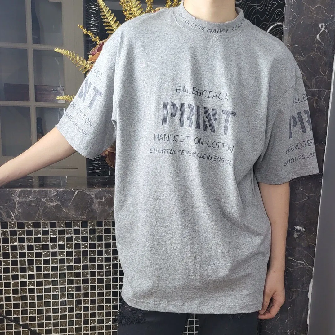 ♻️💯Upper body reference model picture❤️Top tested version Balenciaga 23SS pixel letter printed male and female couple celebrity short-sleeved T-shirt The fabric is made of 260g plain weave 32-count double-strand double yarn compact siro spinning imported "Fukuhara" brand circular knitting machine. Both sides are lint-free and dust-free. The surface of the fabric is clean, lint-free and dust-free. The 32-count thread double yarn is custom-woven and dyed in the same vat with the garment fabric to ensure no color difference. The printing process is relatively cumbersome. The base is reinforced with glue, which helps to consolidate the printing and contains penetrating color fastness. High strength, fully automatic elliptical heating integrated printing machine, foggy dot matrix effect, repeated modifications, good printing color fastness, resistant to washing water and not easy to crack, all pattern effects restored, printing with transparent bottom lines and no burrs, double-layer stitching on the back collar is firm and tight, double chain routing on the shoulders, tight hem tightening, full fabric drape, consistent pattern alignment, custom-numbered washing, and only present every detail to customers Sixe：XS S M L P:260