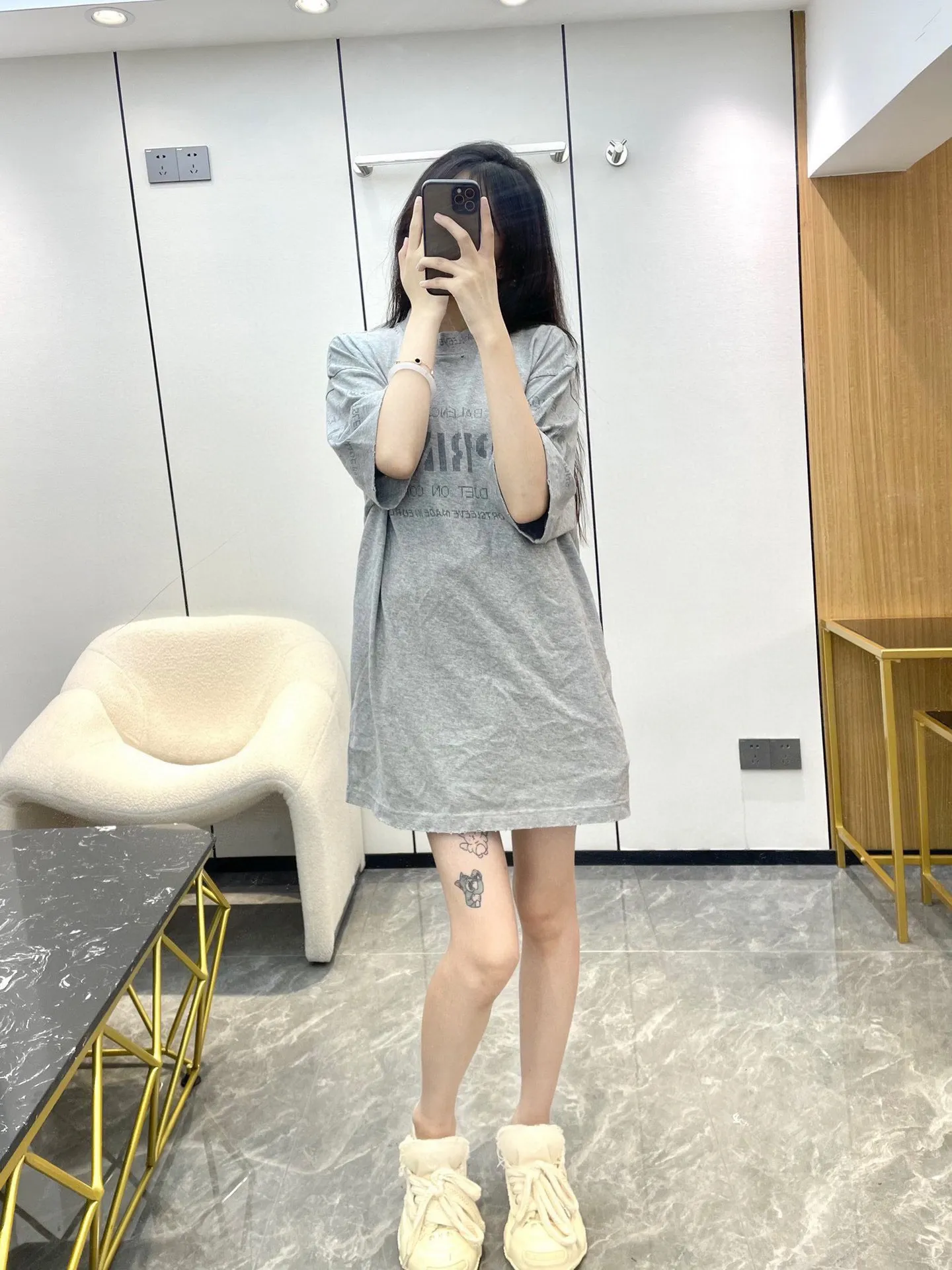 ♻️💯Upper body reference model picture❤️Top tested version Balenciaga 23SS pixel letter printed male and female couple celebrity short-sleeved T-shirt The fabric is made of 260g plain weave 32-count double-strand double yarn compact siro spinning imported "Fukuhara" brand circular knitting machine. Both sides are lint-free and dust-free. The surface of the fabric is clean, lint-free and dust-free. The 32-count thread double yarn is custom-woven and dyed in the same vat with the garment fabric to ensure no color difference. The printing process is relatively cumbersome. The base is reinforced with glue, which helps to consolidate the printing and contains penetrating color fastness. High strength, fully automatic elliptical heating integrated printing machine, foggy dot matrix effect, repeated modifications, good printing color fastness, resistant to washing water and not easy to crack, all pattern effects restored, printing with transparent bottom lines and no burrs, double-layer stitching on the back collar is firm and tight, double chain routing on the shoulders, tight hem tightening, full fabric drape, consistent pattern alignment, custom-numbered washing, and only present every detail to customers Sixe：XS S M L P:260