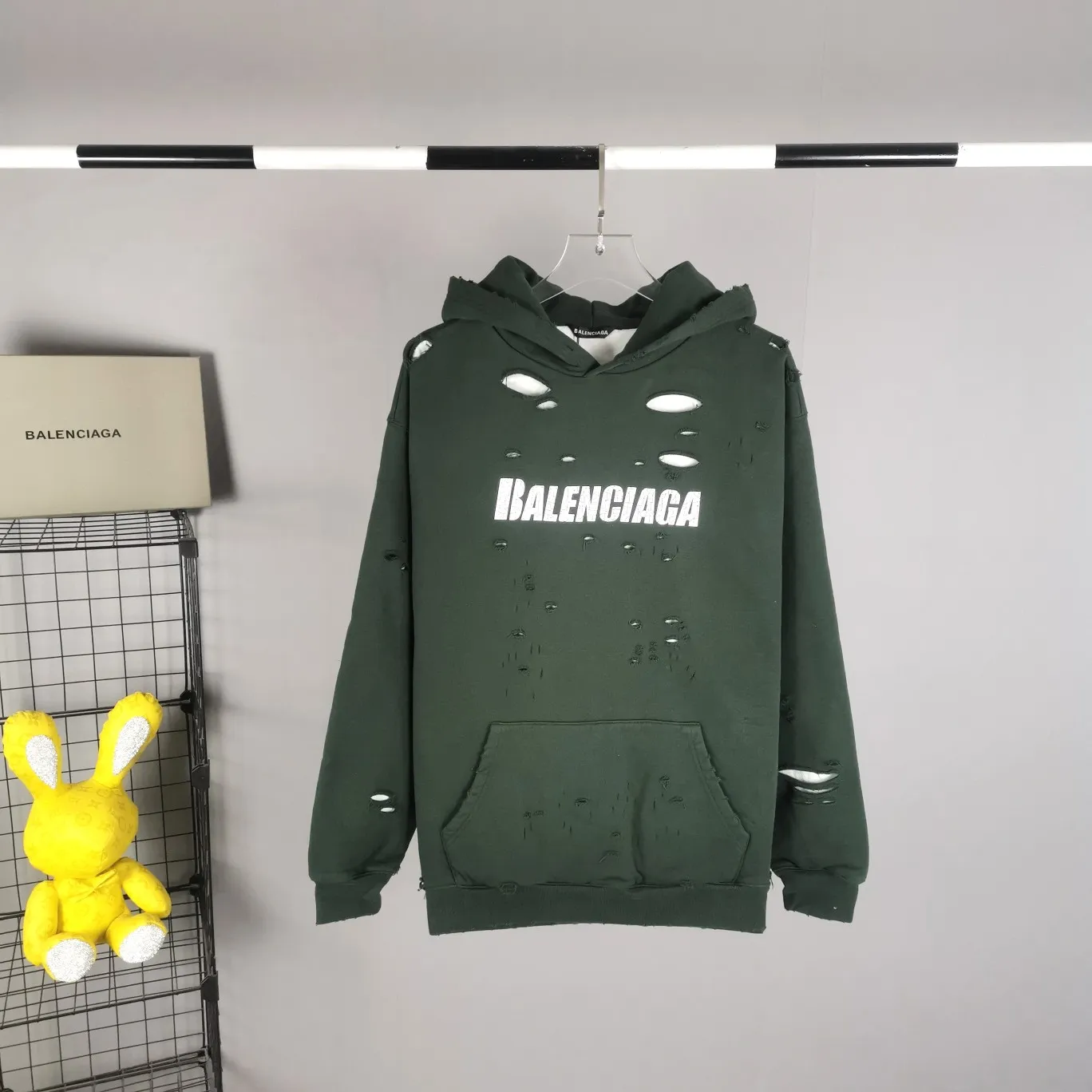 The top tested version of BALENCIAGA's Basic Cracked Sweatshirts and Hoodies for Male and Female Couples Stars can be said to be the most popular item among all the popular items. It has become popular on major self-media e-commerce platforms such as Xiaohongshu and Dewu. Heavy industrial craftsmanship tests the skills of lathes and printing techniques. Huge cost! Fabric: The outer fabric is made of 460g pure cotton fish scale terry fabric + the inner liner is 260g combed cotton. The weight of the ready-made garment exceeds 1kg, which can ❗️100%❗️ restore the drape of zp. The cost of fabric is over one hundred yuan. Washing process: After making the garment, the holes are polished by hand, and then washed to make it look old. The process is extremely complicated! There are more than 200 holes in the entire dress. The collar, cuffs, and hem are torn by hand (with pliers) rather than frayed. This is a more important detail.  Thread: dyed in the same vat with no color difference. Printing: made of special cracked material to achieve the ultimate in breathability and aesthetics! Just like the patterns on a turtle’s back, each one is different!  Accessories: Complete set of customized accessories + Sydney paper Size: XS-L (maximum wear: 230 catties) Color: blue black white purple red cyan P: 570