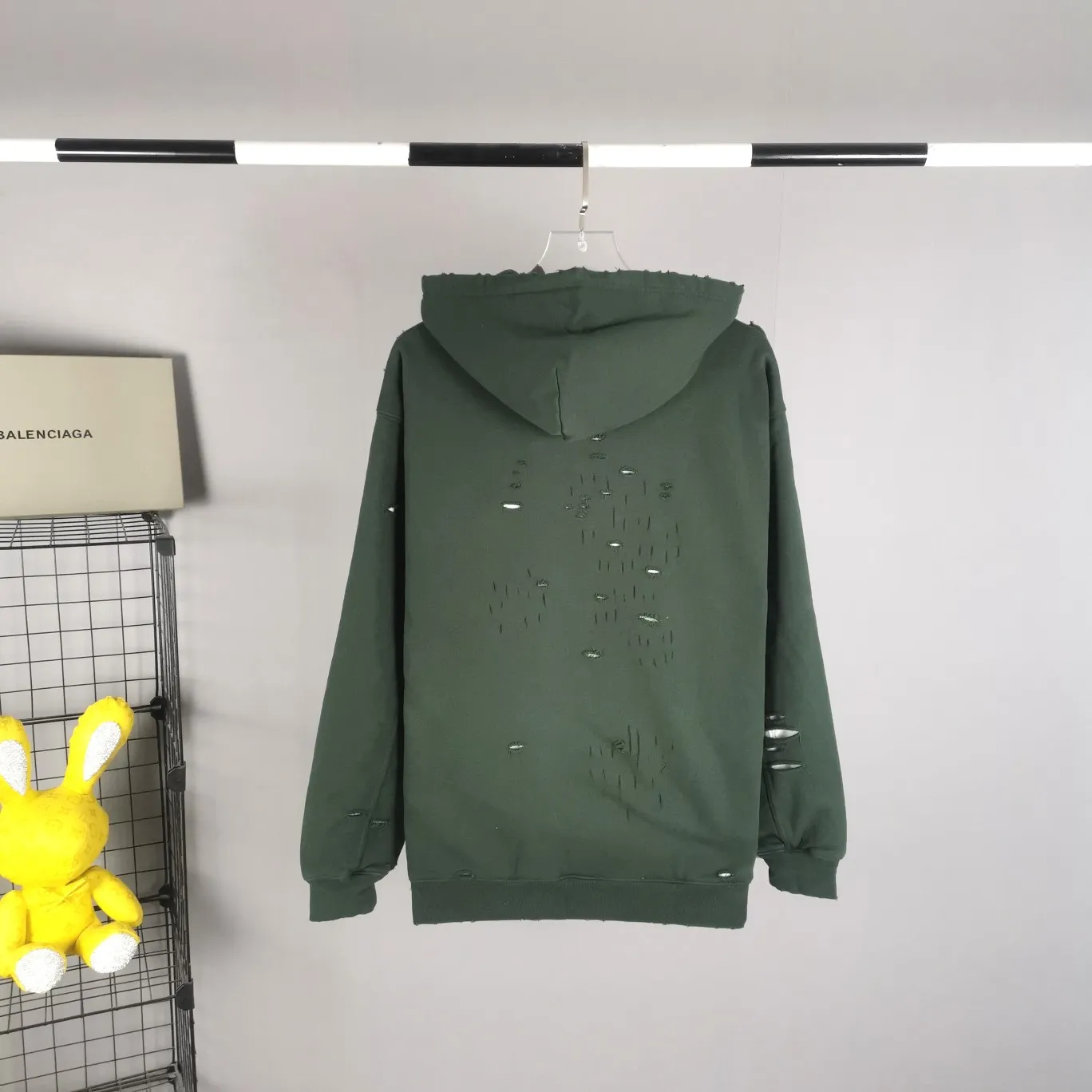 The top tested version of BALENCIAGA's Basic Cracked Sweatshirts and Hoodies for Male and Female Couples Stars can be said to be the most popular item among all the popular items. It has become popular on major self-media e-commerce platforms such as Xiaohongshu and Dewu. Heavy industrial craftsmanship tests the skills of lathes and printing techniques. Huge cost! Fabric: The outer fabric is made of 460g pure cotton fish scale terry fabric + the inner liner is 260g combed cotton. The weight of the ready-made garment exceeds 1kg, which can ❗️100%❗️ restore the drape of zp. The cost of fabric is over one hundred yuan. Washing process: After making the garment, the holes are polished by hand, and then washed to make it look old. The process is extremely complicated! There are more than 200 holes in the entire dress. The collar, cuffs, and hem are torn by hand (with pliers) rather than frayed. This is a more important detail.  Thread: dyed in the same vat with no color difference. Printing: made of special cracked material to achieve the ultimate in breathability and aesthetics! Just like the patterns on a turtle’s back, each one is different!  Accessories: Complete set of customized accessories + Sydney paper Size: XS-L (maximum wear: 230 catties) Color: blue black white purple red cyan P: 570