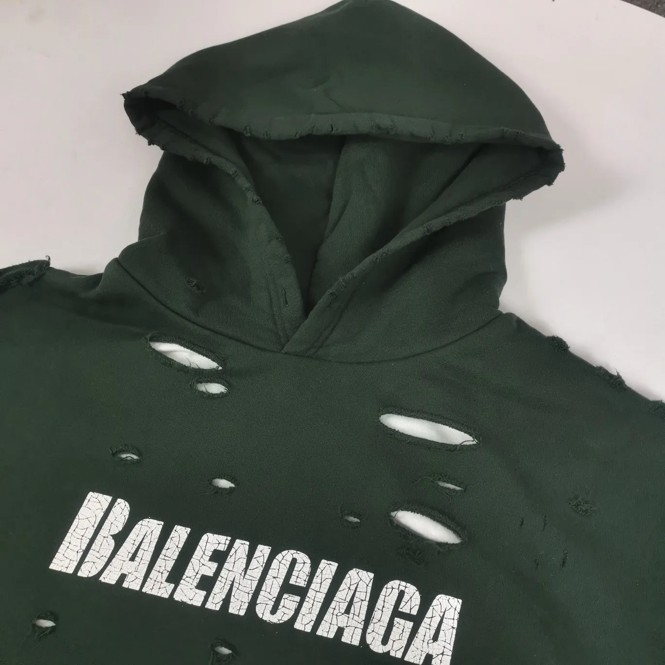 The top tested version of BALENCIAGA's Basic Cracked Sweatshirts and Hoodies for Male and Female Couples Stars can be said to be the most popular item among all the popular items. It has become popular on major self-media e-commerce platforms such as Xiaohongshu and Dewu. Heavy industrial craftsmanship tests the skills of lathes and printing techniques. Huge cost! Fabric: The outer fabric is made of 460g pure cotton fish scale terry fabric + the inner liner is 260g combed cotton. The weight of the ready-made garment exceeds 1kg, which can ❗️100%❗️ restore the drape of zp. The cost of fabric is over one hundred yuan. Washing process: After making the garment, the holes are polished by hand, and then washed to make it look old. The process is extremely complicated! There are more than 200 holes in the entire dress. The collar, cuffs, and hem are torn by hand (with pliers) rather than frayed. This is a more important detail.  Thread: dyed in the same vat with no color difference. Printing: made of special cracked material to achieve the ultimate in breathability and aesthetics! Just like the patterns on a turtle’s back, each one is different!  Accessories: Complete set of customized accessories + Sydney paper Size: XS-L (maximum wear: 230 catties) Color: blue black white purple red cyan P: 570