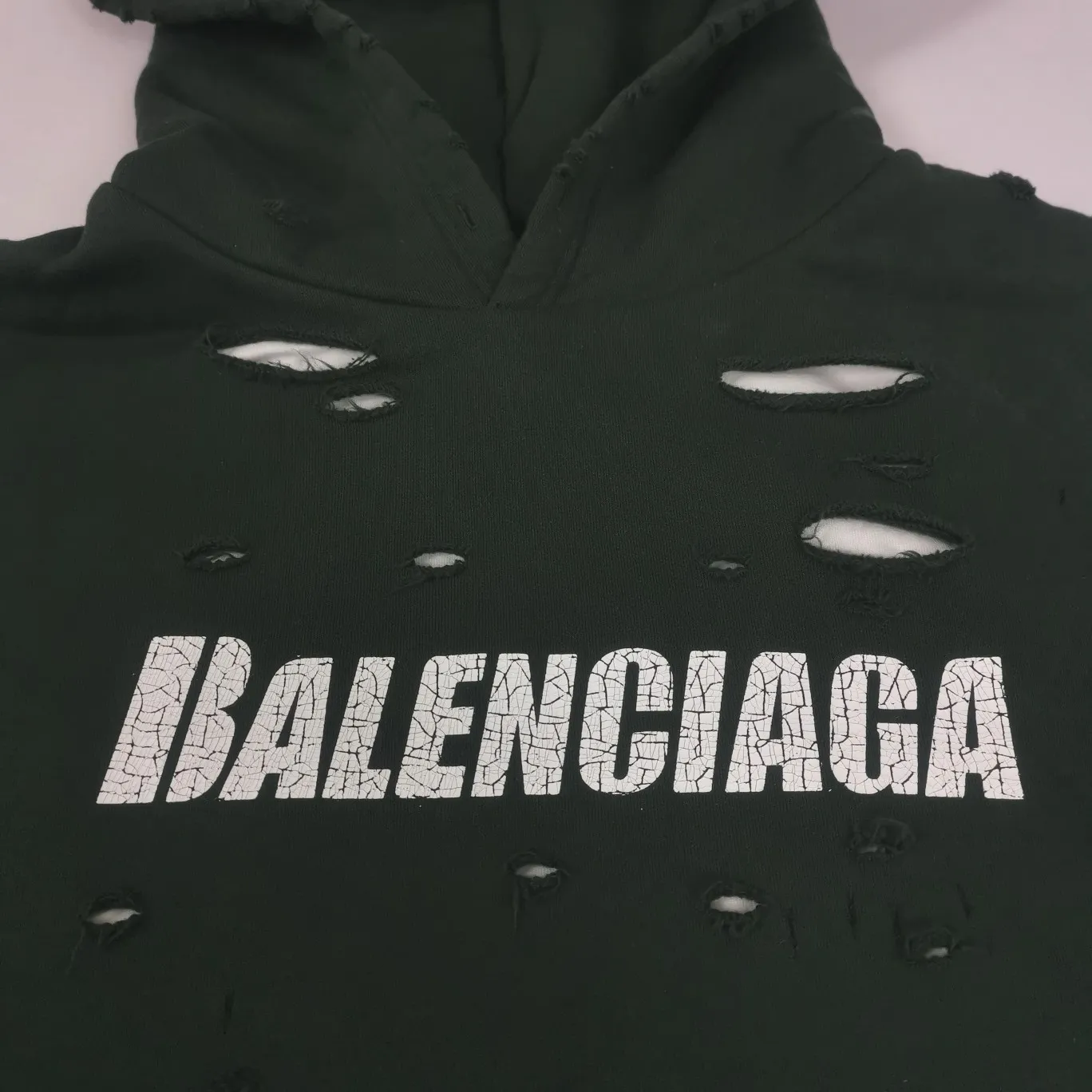 The top tested version of BALENCIAGA's Basic Cracked Sweatshirts and Hoodies for Male and Female Couples Stars can be said to be the most popular item among all the popular items. It has become popular on major self-media e-commerce platforms such as Xiaohongshu and Dewu. Heavy industrial craftsmanship tests the skills of lathes and printing techniques. Huge cost! Fabric: The outer fabric is made of 460g pure cotton fish scale terry fabric + the inner liner is 260g combed cotton. The weight of the ready-made garment exceeds 1kg, which can ❗️100%❗️ restore the drape of zp. The cost of fabric is over one hundred yuan. Washing process: After making the garment, the holes are polished by hand, and then washed to make it look old. The process is extremely complicated! There are more than 200 holes in the entire dress. The collar, cuffs, and hem are torn by hand (with pliers) rather than frayed. This is a more important detail.  Thread: dyed in the same vat with no color difference. Printing: made of special cracked material to achieve the ultimate in breathability and aesthetics! Just like the patterns on a turtle’s back, each one is different!  Accessories: Complete set of customized accessories + Sydney paper Size: XS-L (maximum wear: 230 catties) Color: blue black white purple red cyan P: 570
