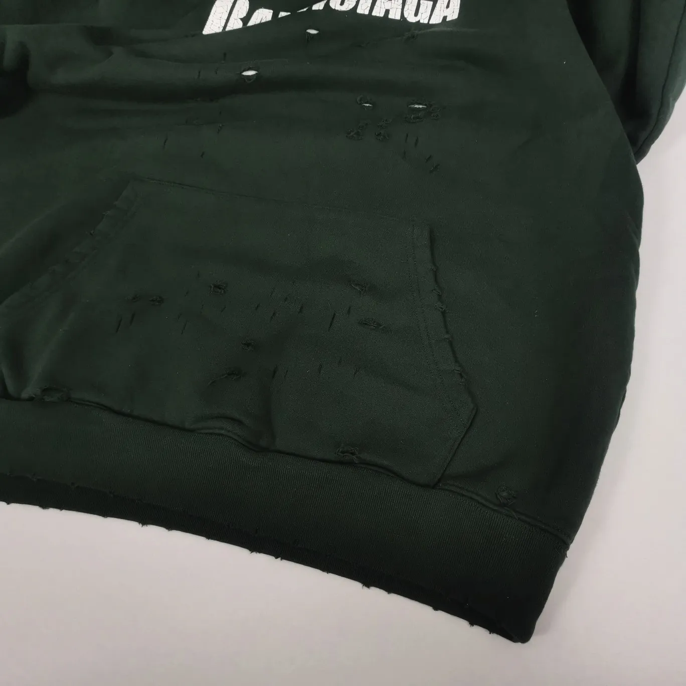 The top tested version of BALENCIAGA's Basic Cracked Sweatshirts and Hoodies for Male and Female Couples Stars can be said to be the most popular item among all the popular items. It has become popular on major self-media e-commerce platforms such as Xiaohongshu and Dewu. Heavy industrial craftsmanship tests the skills of lathes and printing techniques. Huge cost! Fabric: The outer fabric is made of 460g pure cotton fish scale terry fabric + the inner liner is 260g combed cotton. The weight of the ready-made garment exceeds 1kg, which can ❗️100%❗️ restore the drape of zp. The cost of fabric is over one hundred yuan. Washing process: After making the garment, the holes are polished by hand, and then washed to make it look old. The process is extremely complicated! There are more than 200 holes in the entire dress. The collar, cuffs, and hem are torn by hand (with pliers) rather than frayed. This is a more important detail.  Thread: dyed in the same vat with no color difference. Printing: made of special cracked material to achieve the ultimate in breathability and aesthetics! Just like the patterns on a turtle’s back, each one is different!  Accessories: Complete set of customized accessories + Sydney paper Size: XS-L (maximum wear: 230 catties) Color: blue black white purple red cyan P: 570
