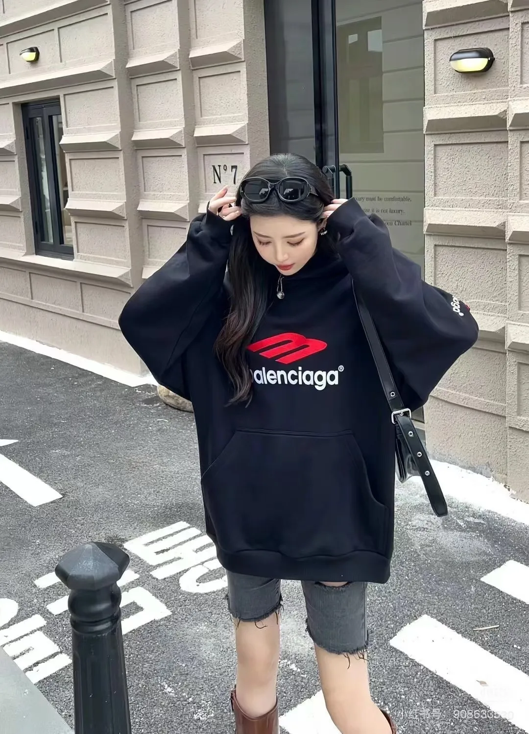🎀Hot model pictures🎀【New arrival】BALENCIAGA/Large 3m embroidered hooded sweatshirt. The embroidery distinguishes Tajima's machine which uses 90,000 stitches of embroidery. It is full of details. It is really hard to restore the authentic details. The fabric is made of 480g pure cotton David sweater. It is full of thickness. Thousand-needle embroidery process. Threads, cuffs and hems are all three standards for large products. Comparison is welcome. The version adopts OS loose shoulder design. Same style for men and women. Color: Black White Size: XS-L P:490