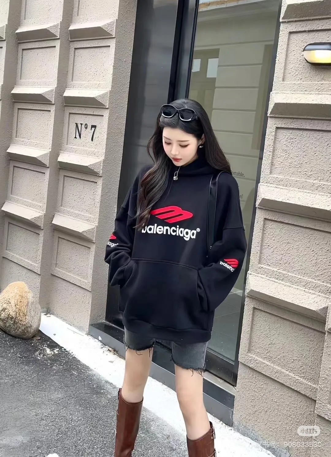 🎀Hot model pictures🎀【New arrival】BALENCIAGA/Large 3m embroidered hooded sweatshirt. The embroidery distinguishes Tajima's machine which uses 90,000 stitches of embroidery. It is full of details. It is really hard to restore the authentic details. The fabric is made of 480g pure cotton David sweater. It is full of thickness. Thousand-needle embroidery process. Threads, cuffs and hems are all three standards for large products. Comparison is welcome. The version adopts OS loose shoulder design. Same style for men and women. Color: Black White Size: XS-L P:490