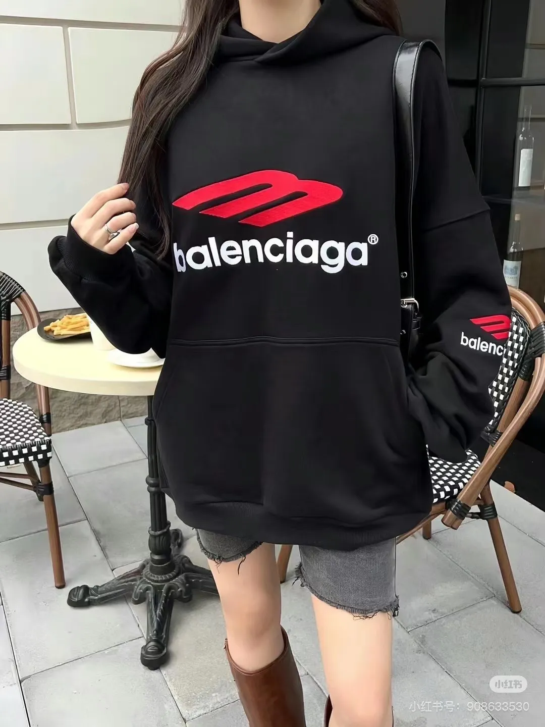 🎀Hot model pictures🎀【New arrival】BALENCIAGA/Large 3m embroidered hooded sweatshirt. The embroidery distinguishes Tajima's machine which uses 90,000 stitches of embroidery. It is full of details. It is really hard to restore the authentic details. The fabric is made of 480g pure cotton David sweater. It is full of thickness. Thousand-needle embroidery process. Threads, cuffs and hems are all three standards for large products. Comparison is welcome. The version adopts OS loose shoulder design. Same style for men and women. Color: Black White Size: XS-L P:490