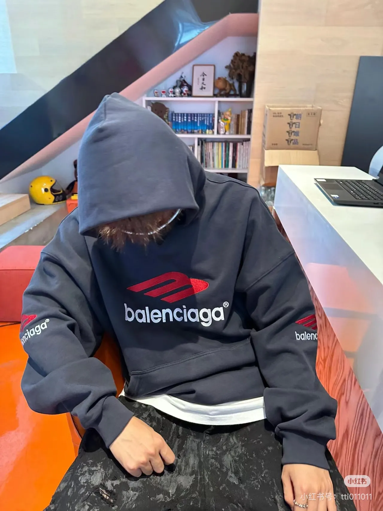 🎀Hot model pictures🎀【New arrival】BALENCIAGA/Large 3m embroidered hooded sweatshirt. The embroidery distinguishes Tajima's machine which uses 90,000 stitches of embroidery. It is full of details. It is really hard to restore the authentic details. The fabric is made of 480g pure cotton David sweater. It is full of thickness. Thousand-needle embroidery process. Threads, cuffs and hems are all three standards for large products. Comparison is welcome. The version adopts OS loose shoulder design. Same style for men and women. Color: Black White Size: XS-L P:490