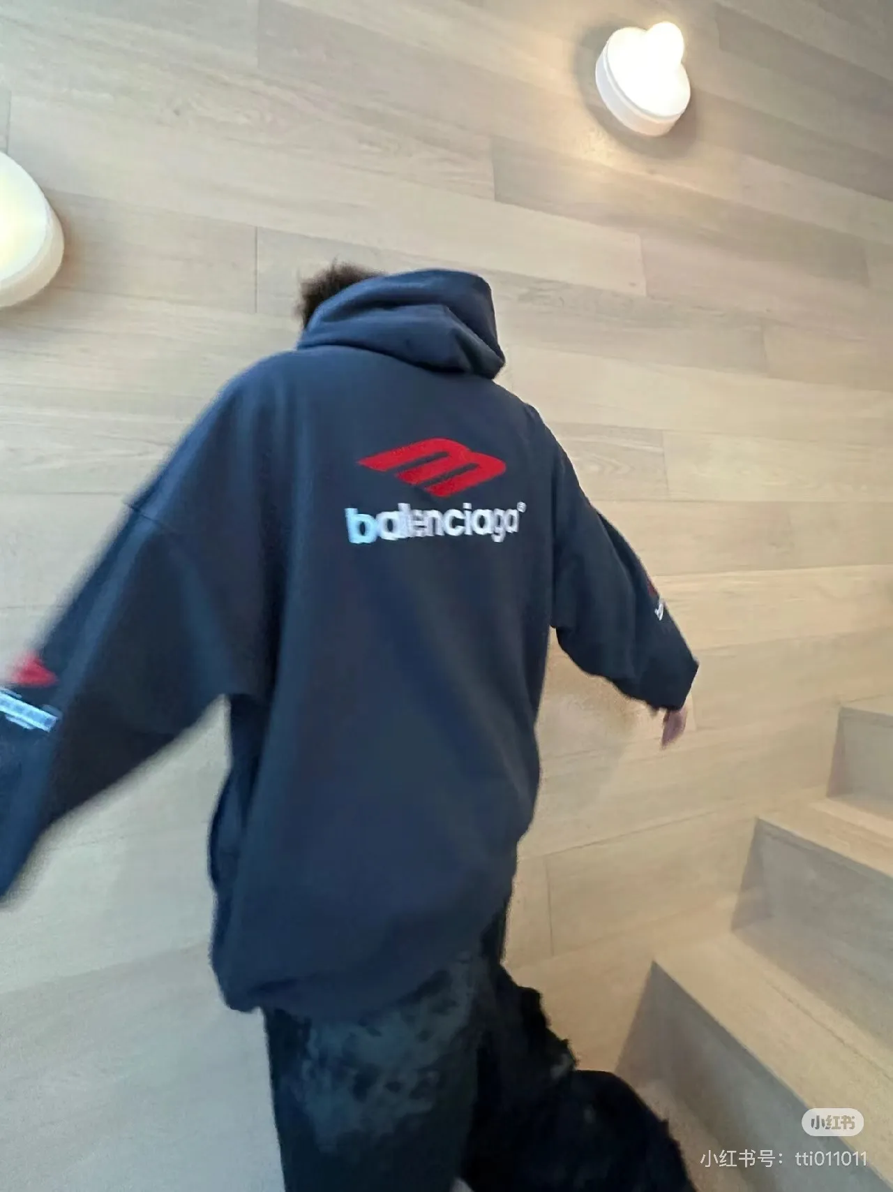 🎀Hot model pictures🎀【New arrival】BALENCIAGA/Large 3m embroidered hooded sweatshirt. The embroidery distinguishes Tajima's machine which uses 90,000 stitches of embroidery. It is full of details. It is really hard to restore the authentic details. The fabric is made of 480g pure cotton David sweater. It is full of thickness. Thousand-needle embroidery process. Threads, cuffs and hems are all three standards for large products. Comparison is welcome. The version adopts OS loose shoulder design. Same style for men and women. Color: Black White Size: XS-L P:490