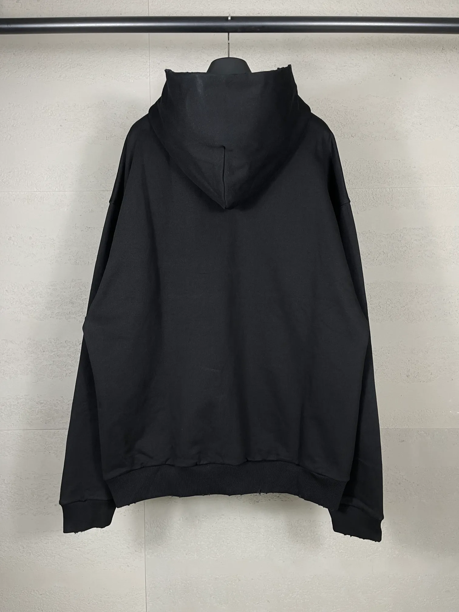 🅿️310 real photos [Top version. Official website quality] BALENCI*GA/Paris. 2024 new model. Wheat ear embroidery on the front. Ready-to-wear frayed and distressed hooded sweater. Brick cabinet synchronization. Genuine product developed at the first time, please print and compare! The fabric is made of Paris ZP custom-woven and dyed cotton terry sweatshirt. Weighing 460 grams, the cloth surface is clean. The cloth pattern is clear, soft and comfortable. The threads are dyed with no color difference. The embroidery uses imported Tajima embroidery machines. The letters are clear and the effect is three-dimensional. The entire garment is worn and distressed. The version adopts OS loose shoulder design. Same style for men and women. Code: BL238903 Color: Black Size: XS. S. M. L