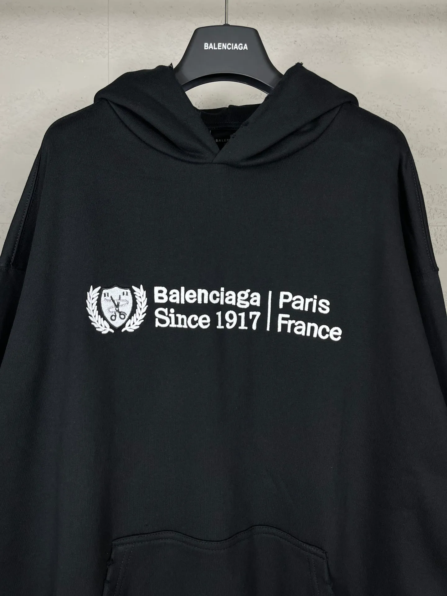 🅿️310 real photos [Top version. Official website quality] BALENCI*GA/Paris. 2024 new model. Wheat ear embroidery on the front. Ready-to-wear frayed and distressed hooded sweater. Brick cabinet synchronization. Genuine product developed at the first time, please print and compare! The fabric is made of Paris ZP custom-woven and dyed cotton terry sweatshirt. Weighing 460 grams, the cloth surface is clean. The cloth pattern is clear, soft and comfortable. The threads are dyed with no color difference. The embroidery uses imported Tajima embroidery machines. The letters are clear and the effect is three-dimensional. The entire garment is worn and distressed. The version adopts OS loose shoulder design. Same style for men and women. Code: BL238903 Color: Black Size: XS. S. M. L