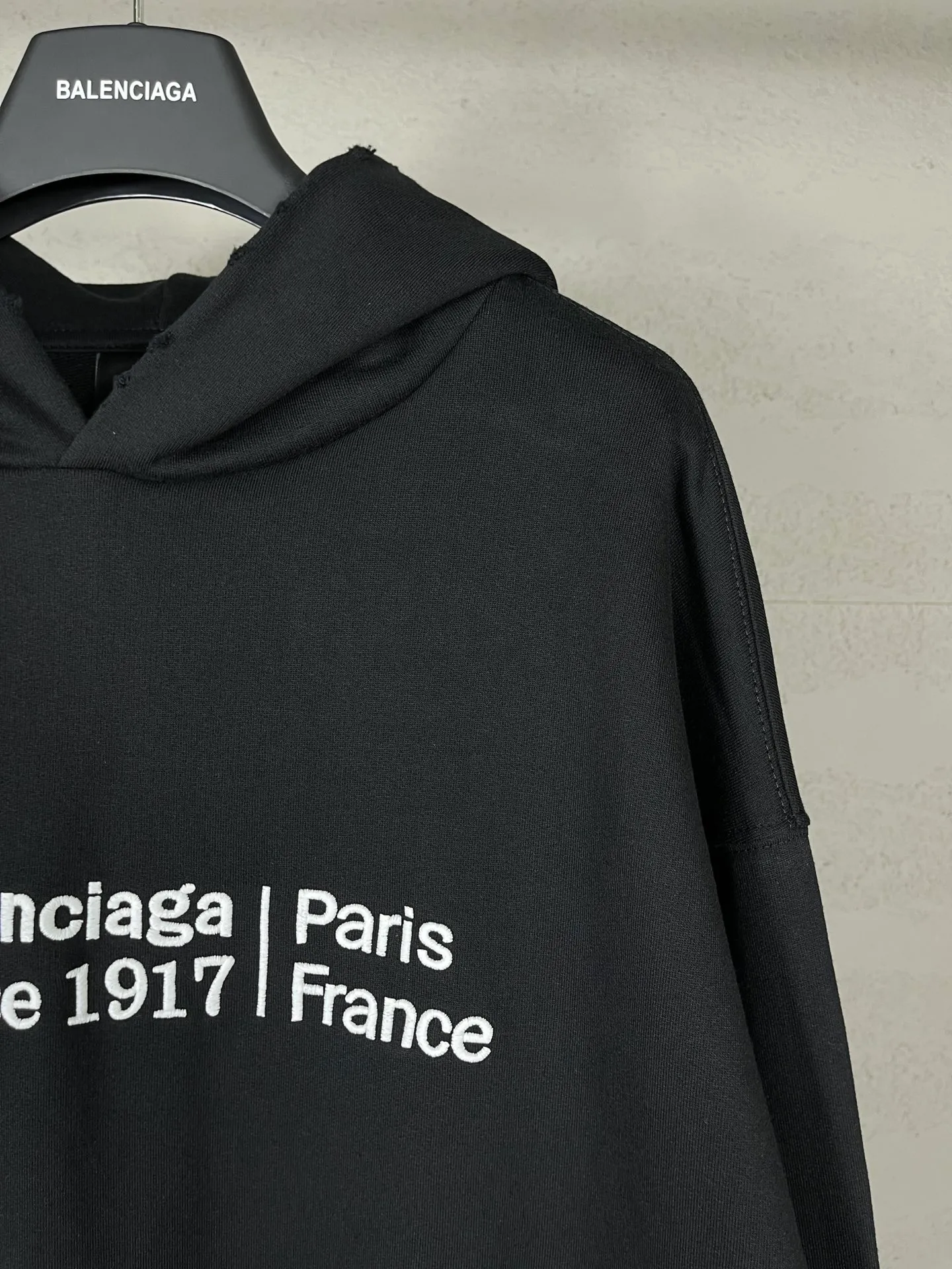 🅿️310 real photos [Top version. Official website quality] BALENCI*GA/Paris. 2024 new model. Wheat ear embroidery on the front. Ready-to-wear frayed and distressed hooded sweater. Brick cabinet synchronization. Genuine product developed at the first time, please print and compare! The fabric is made of Paris ZP custom-woven and dyed cotton terry sweatshirt. Weighing 460 grams, the cloth surface is clean. The cloth pattern is clear, soft and comfortable. The threads are dyed with no color difference. The embroidery uses imported Tajima embroidery machines. The letters are clear and the effect is three-dimensional. The entire garment is worn and distressed. The version adopts OS loose shoulder design. Same style for men and women. Code: BL238903 Color: Black Size: XS. S. M. L