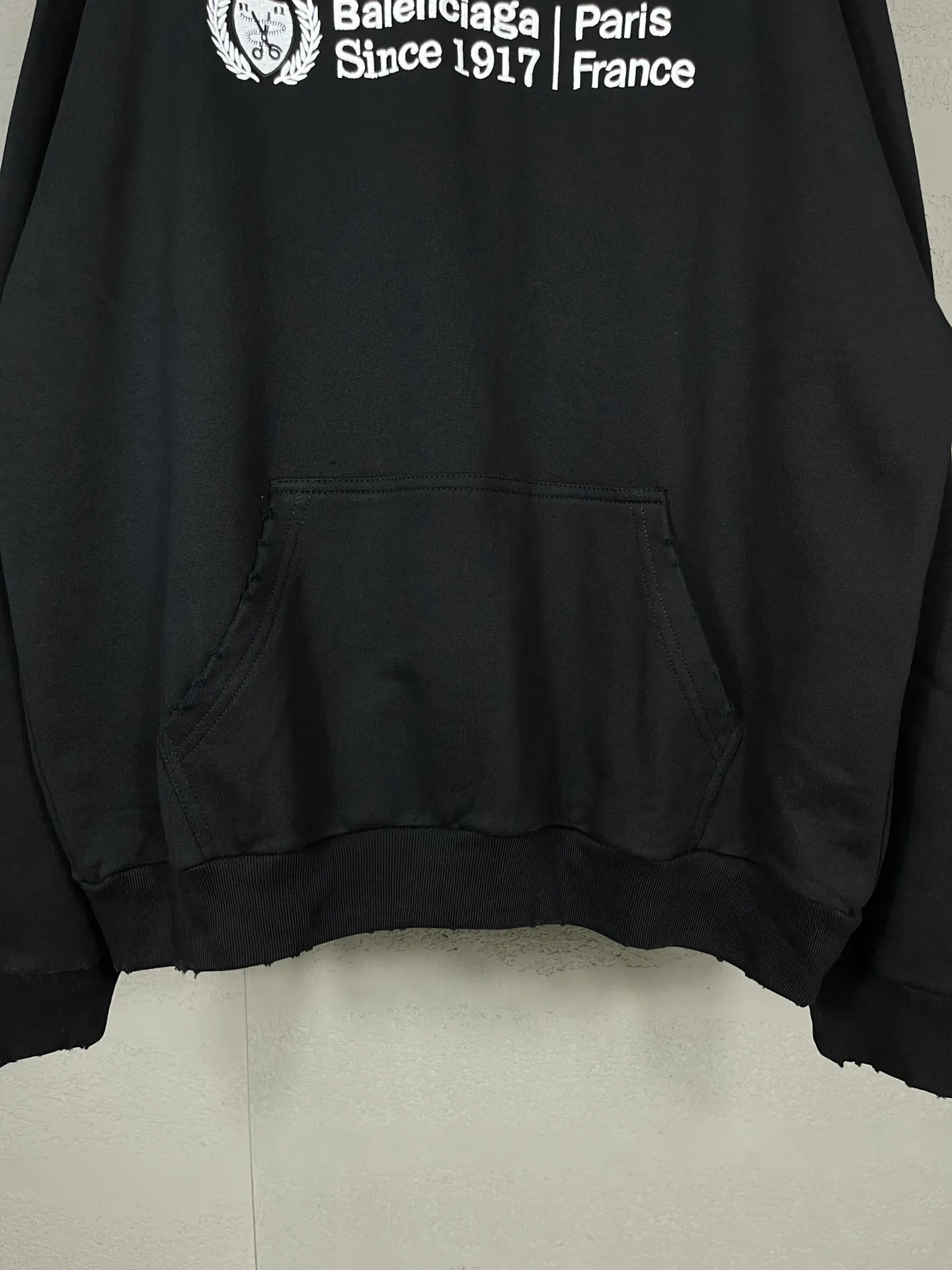 🅿️310 real photos [Top version. Official website quality] BALENCI*GA/Paris. 2024 new model. Wheat ear embroidery on the front. Ready-to-wear frayed and distressed hooded sweater. Brick cabinet synchronization. Genuine product developed at the first time, please print and compare! The fabric is made of Paris ZP custom-woven and dyed cotton terry sweatshirt. Weighing 460 grams, the cloth surface is clean. The cloth pattern is clear, soft and comfortable. The threads are dyed with no color difference. The embroidery uses imported Tajima embroidery machines. The letters are clear and the effect is three-dimensional. The entire garment is worn and distressed. The version adopts OS loose shoulder design. Same style for men and women. Code: BL238903 Color: Black Size: XS. S. M. L