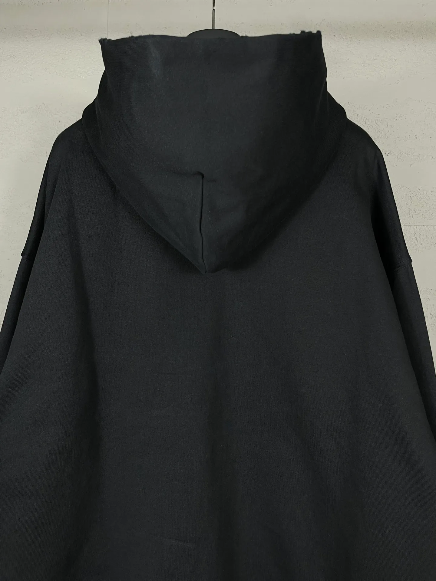 🅿️310 real photos [Top version. Official website quality] BALENCI*GA/Paris. 2024 new model. Wheat ear embroidery on the front. Ready-to-wear frayed and distressed hooded sweater. Brick cabinet synchronization. Genuine product developed at the first time, please print and compare! The fabric is made of Paris ZP custom-woven and dyed cotton terry sweatshirt. Weighing 460 grams, the cloth surface is clean. The cloth pattern is clear, soft and comfortable. The threads are dyed with no color difference. The embroidery uses imported Tajima embroidery machines. The letters are clear and the effect is three-dimensional. The entire garment is worn and distressed. The version adopts OS loose shoulder design. Same style for men and women. Code: BL238903 Color: Black Size: XS. S. M. L