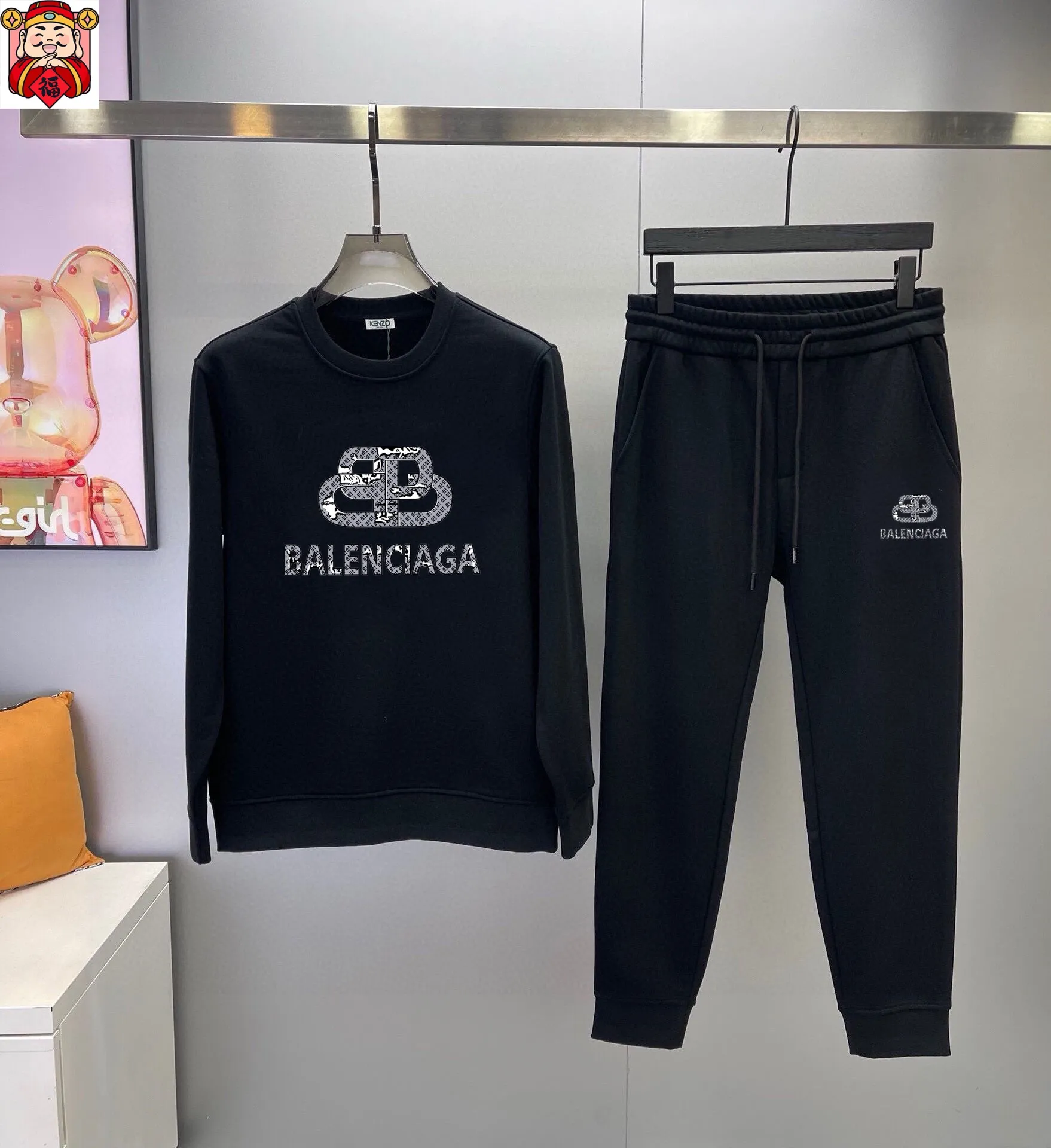 🅿️380 [BALENCIAGA] (Gospel for Fatty) hot-selling suit is coming. Focus on the original version of the official website. 2025 new hot-selling sweatshirt suit. The original order is the best. 🇭🇰The meticulous work of top designers. It has a fitting and perfect upper body effect. 100% natural high-quality Roman cotton, close-fitting comfort, noble and elegant! Original hardware embodies elegance and nobility! Counter size: M-5XL (maximum wear up to 220 pounds)