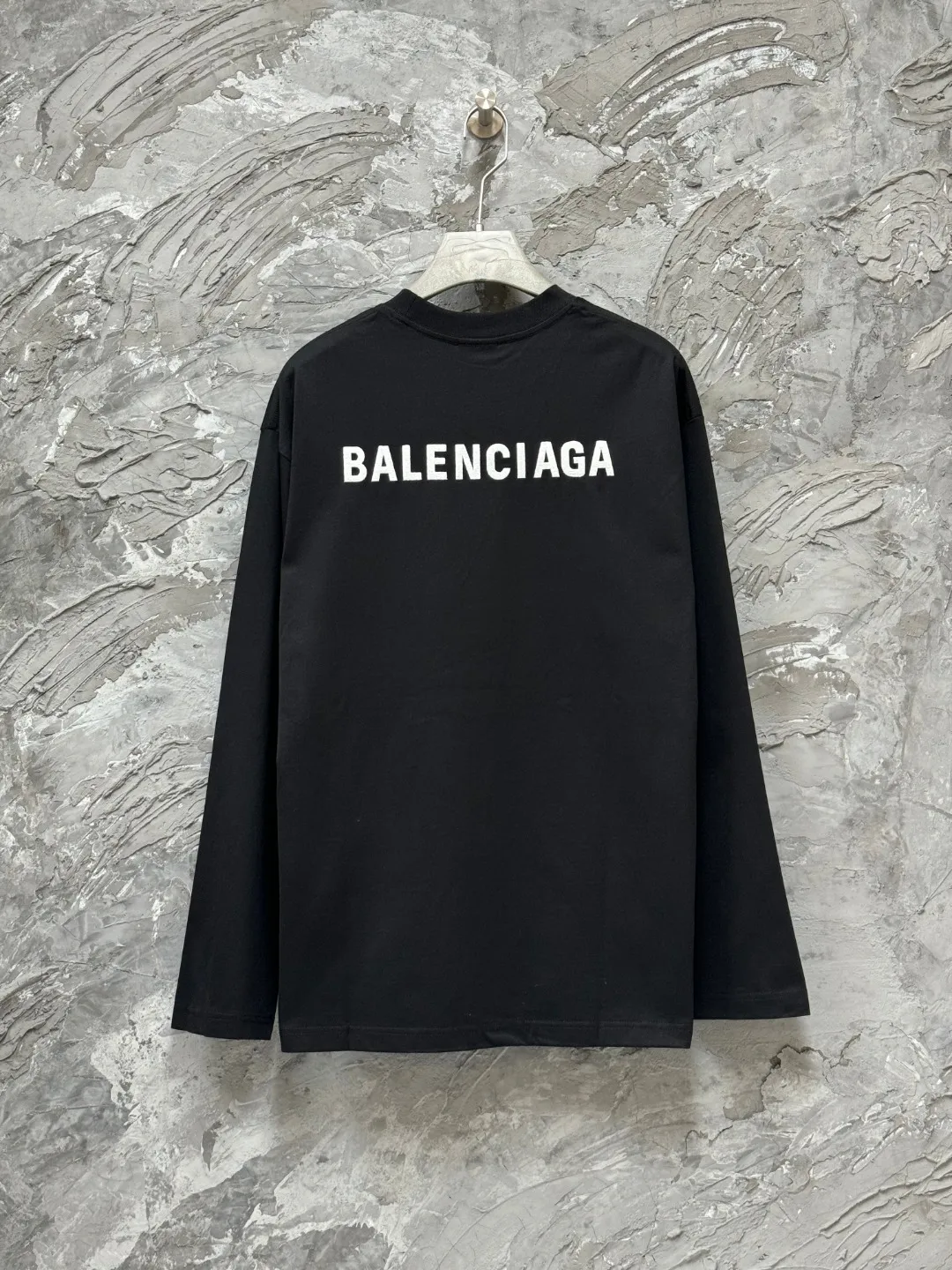 🅿️250 BALENCI*GA Paris classic letter embroidery long-sleeved T-shirt. The classic letters on the front and back are embroidered with imported Tajima embroidery machines. Restored brick cabinets. Exclusively woven and dyed 280g fabric. Threads are dyed in the same vat with zero color difference. The version adopts OS loose shoulder version. Welcome to compare. Same style for men and women -Color: black white smoke gray -SIZE: Xs S M L style number 8646#