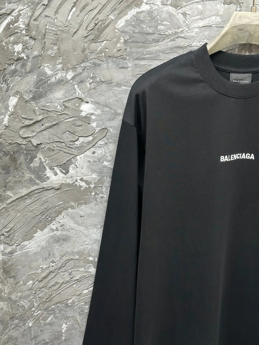 🅿️250 BALENCI*GA Paris classic letter embroidery long-sleeved T-shirt. The classic letters on the front and back are embroidered with imported Tajima embroidery machines. Restored brick cabinets. Exclusively woven and dyed 280g fabric. Threads are dyed in the same vat with zero color difference. The version adopts OS loose shoulder version. Welcome to compare. Same style for men and women -Color: black white smoke gray -SIZE: Xs S M L style number 8646#