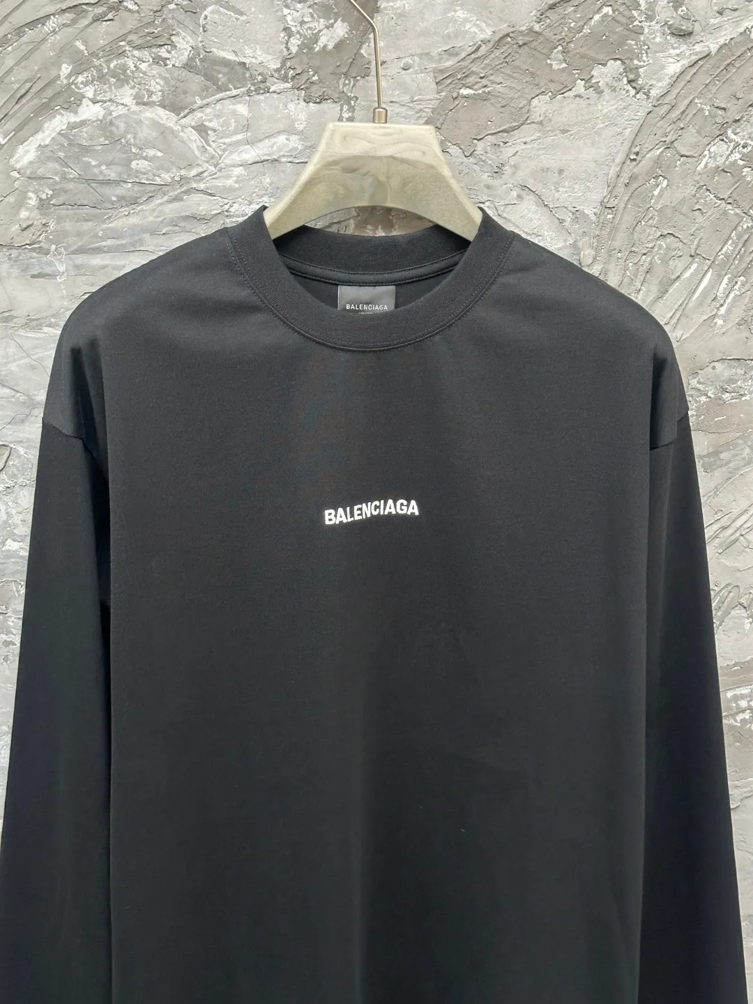 🅿️250 BALENCI*GA Paris classic letter embroidery long-sleeved T-shirt. The classic letters on the front and back are embroidered with imported Tajima embroidery machines. Restored brick cabinets. Exclusively woven and dyed 280g fabric. Threads are dyed in the same vat with zero color difference. The version adopts OS loose shoulder version. Welcome to compare. Same style for men and women -Color: black white smoke gray -SIZE: Xs S M L style number 8646#