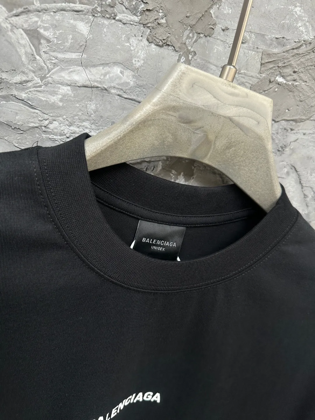 🅿️250 BALENCI*GA Paris classic letter embroidery long-sleeved T-shirt. The classic letters on the front and back are embroidered with imported Tajima embroidery machines. Restored brick cabinets. Exclusively woven and dyed 280g fabric. Threads are dyed in the same vat with zero color difference. The version adopts OS loose shoulder version. Welcome to compare. Same style for men and women -Color: black white smoke gray -SIZE: Xs S M L style number 8646#