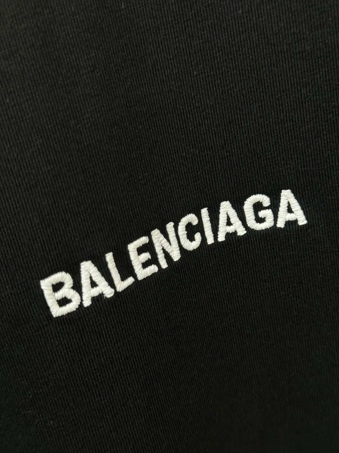 🅿️250 BALENCI*GA Paris classic letter embroidery long-sleeved T-shirt. The classic letters on the front and back are embroidered with imported Tajima embroidery machines. Restored brick cabinets. Exclusively woven and dyed 280g fabric. Threads are dyed in the same vat with zero color difference. The version adopts OS loose shoulder version. Welcome to compare. Same style for men and women -Color: black white smoke gray -SIZE: Xs S M L style number 8646#