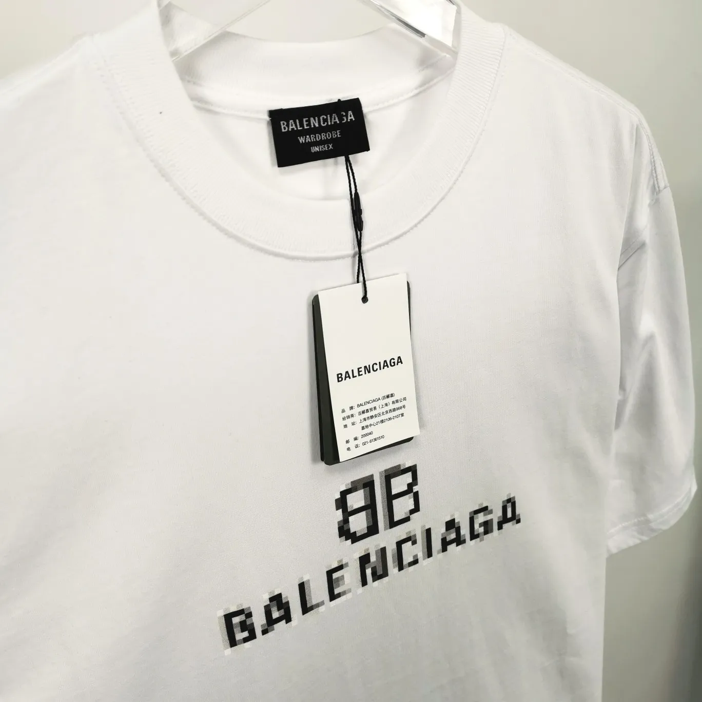 [New arrival] The top tested version of BALENCIAGA 22S early spring new fashion hole phantom mosaic blurred letters loose cotton short-sleeved T-shirt for men and women couples. The fabric is made of 32s 260g combed cotton fabric. The fabric density is extremely high. The chest is printed with digital direct injection, which has a dizzy effect of fuzzy mathematical patterns. It restores the hazy gradient phantom printing of the English "Balenciaga" on the chest without any difference. The intercalated gray is a yarn-dyed fabric, and the yarn is dyed first and then woven. Feel free to compare.  Color: Black White Size: XS-L P: 250
