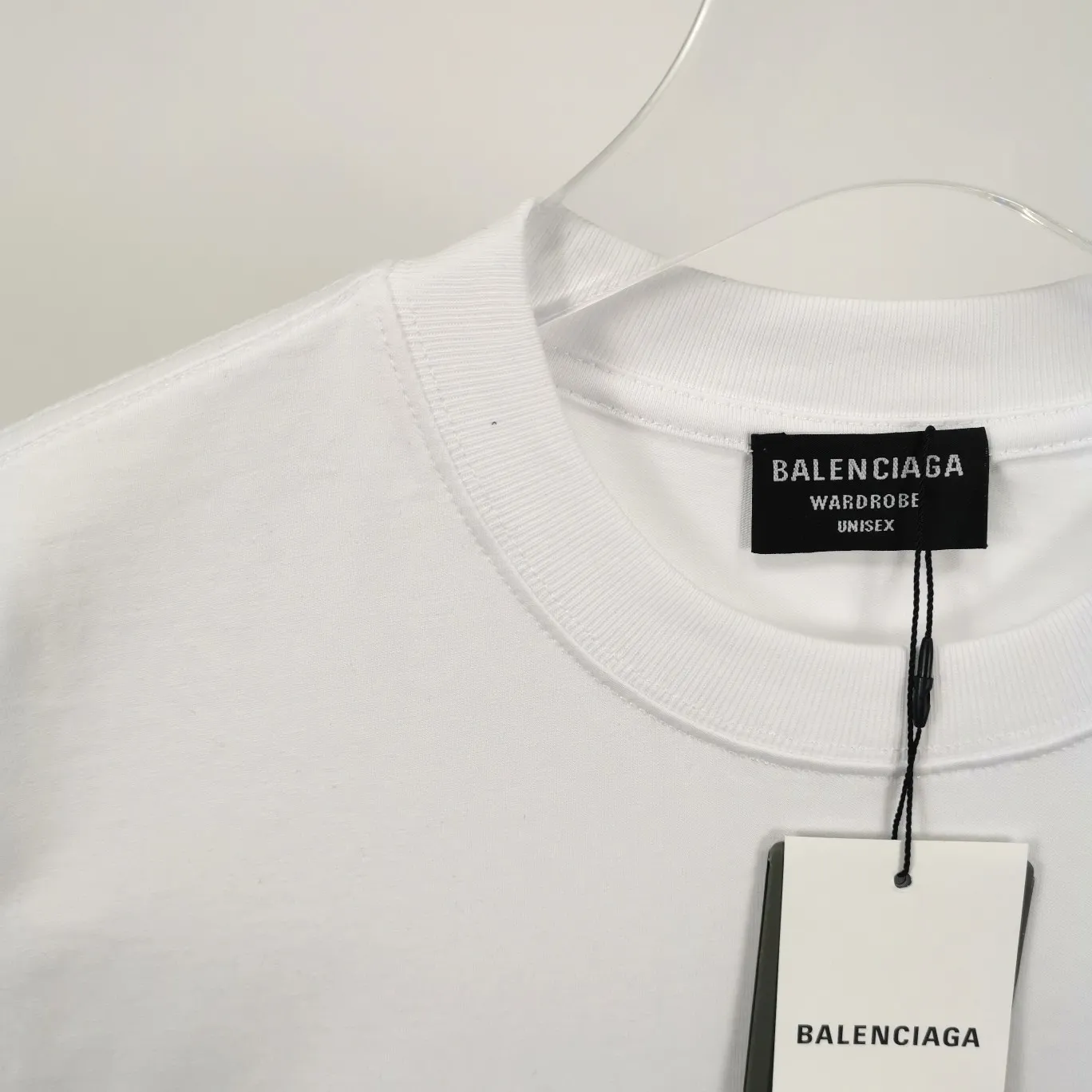 [New arrival] The top tested version of BALENCIAGA 22S early spring new fashion hole phantom mosaic blurred letters loose cotton short-sleeved T-shirt for men and women couples. The fabric is made of 32s 260g combed cotton fabric. The fabric density is extremely high. The chest is printed with digital direct injection, which has a dizzy effect of fuzzy mathematical patterns. It restores the hazy gradient phantom printing of the English "Balenciaga" on the chest without any difference. The intercalated gray is a yarn-dyed fabric, and the yarn is dyed first and then woven. Feel free to compare.  Color: Black White Size: XS-L P: 250