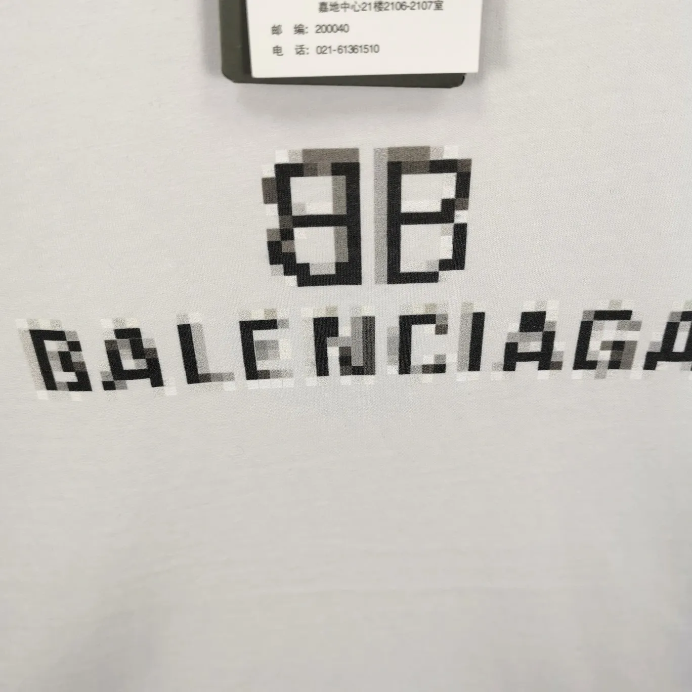 [New arrival] The top tested version of BALENCIAGA 22S early spring new fashion hole phantom mosaic blurred letters loose cotton short-sleeved T-shirt for men and women couples. The fabric is made of 32s 260g combed cotton fabric. The fabric density is extremely high. The chest is printed with digital direct injection, which has a dizzy effect of fuzzy mathematical patterns. It restores the hazy gradient phantom printing of the English "Balenciaga" on the chest without any difference. The intercalated gray is a yarn-dyed fabric, and the yarn is dyed first and then woven. Feel free to compare.  Color: Black White Size: XS-L P: 250