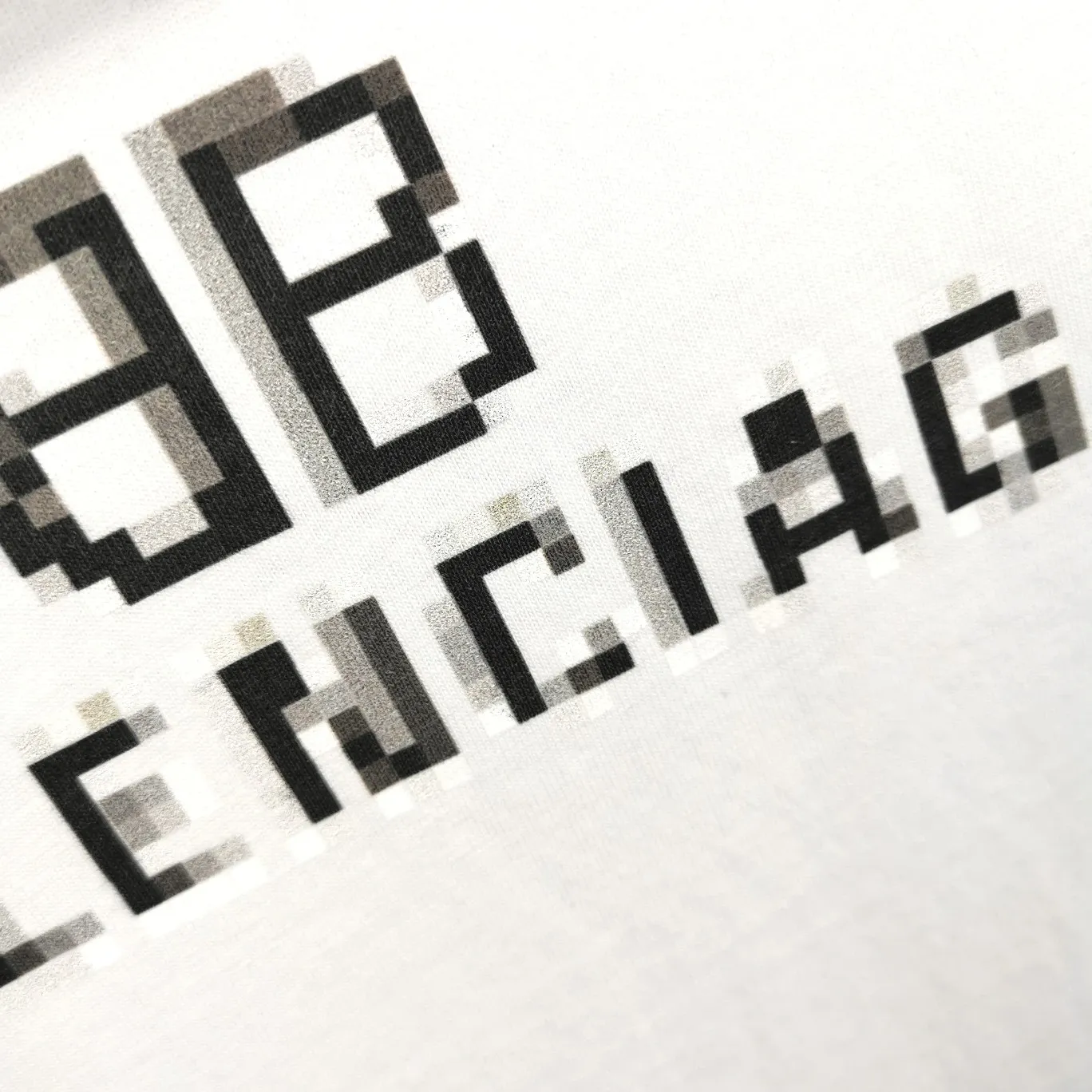 [New arrival] The top tested version of BALENCIAGA 22S early spring new fashion hole phantom mosaic blurred letters loose cotton short-sleeved T-shirt for men and women couples. The fabric is made of 32s 260g combed cotton fabric. The fabric density is extremely high. The chest is printed with digital direct injection, which has a dizzy effect of fuzzy mathematical patterns. It restores the hazy gradient phantom printing of the English "Balenciaga" on the chest without any difference. The intercalated gray is a yarn-dyed fabric, and the yarn is dyed first and then woven. Feel free to compare.  Color: Black White Size: XS-L P: 250