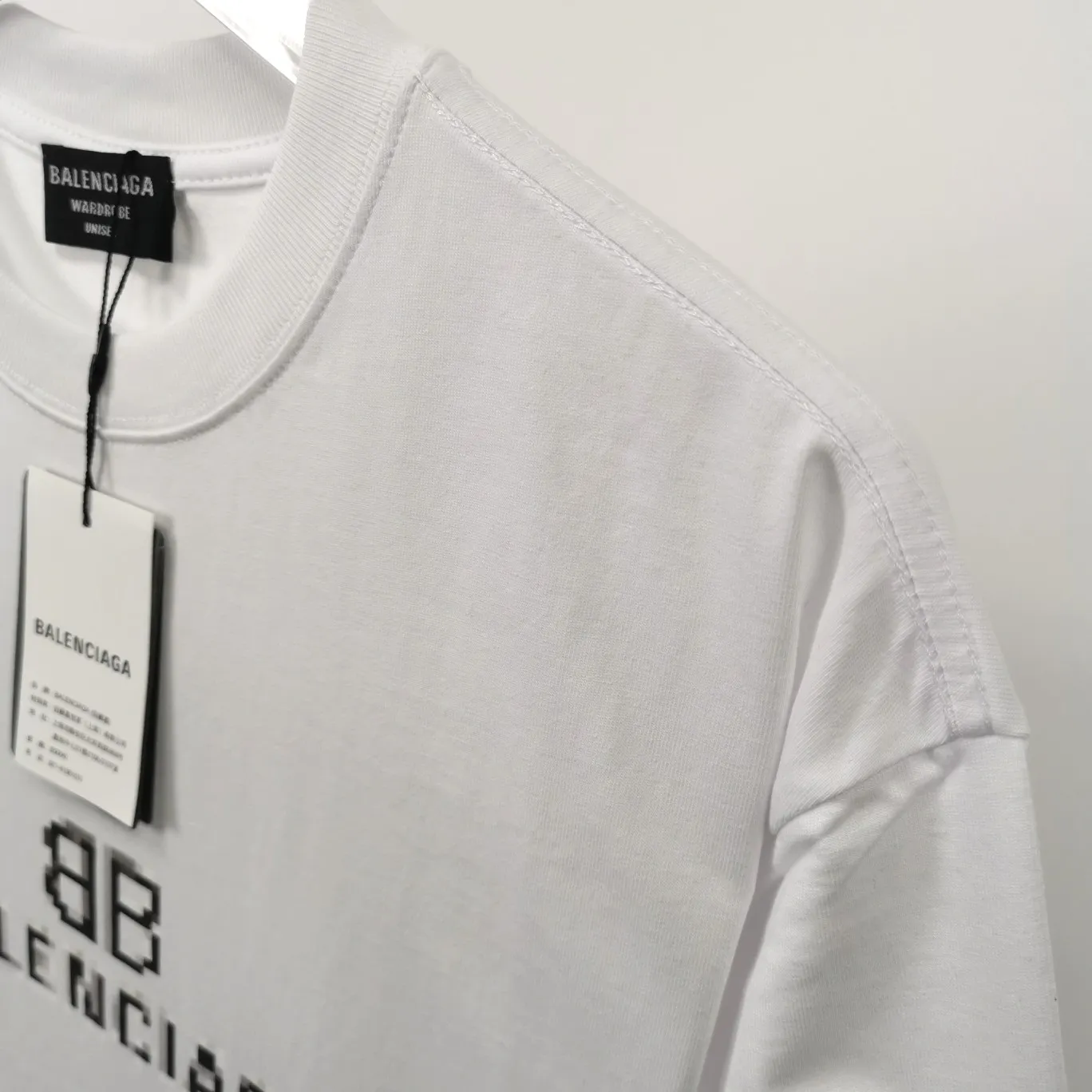 [New arrival] The top tested version of BALENCIAGA 22S early spring new fashion hole phantom mosaic blurred letters loose cotton short-sleeved T-shirt for men and women couples. The fabric is made of 32s 260g combed cotton fabric. The fabric density is extremely high. The chest is printed with digital direct injection, which has a dizzy effect of fuzzy mathematical patterns. It restores the hazy gradient phantom printing of the English "Balenciaga" on the chest without any difference. The intercalated gray is a yarn-dyed fabric, and the yarn is dyed first and then woven. Feel free to compare.  Color: Black White Size: XS-L P: 250