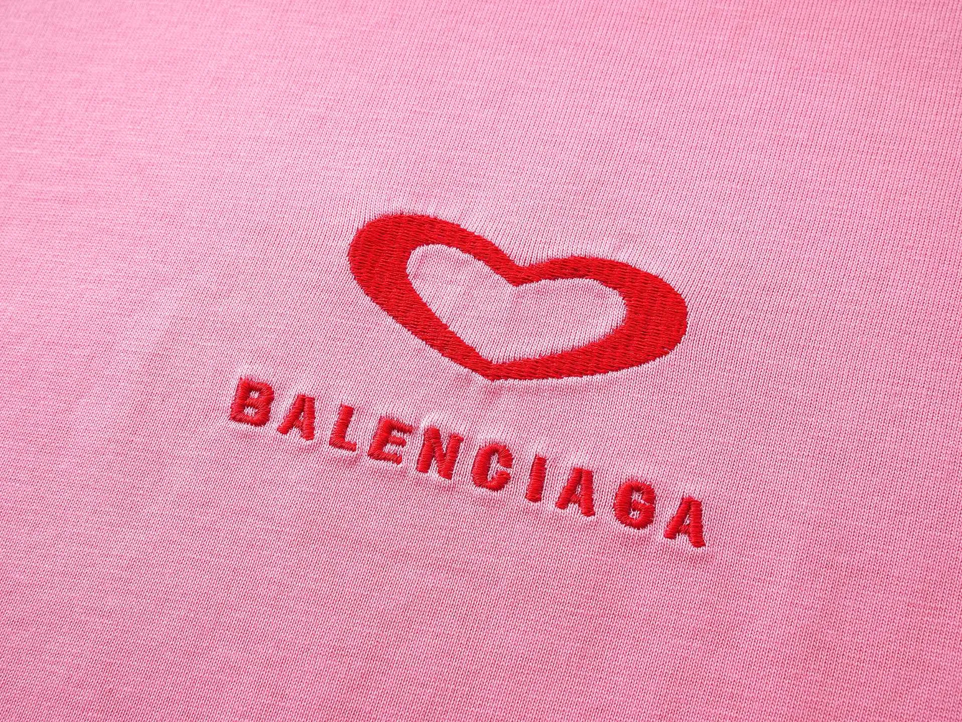 🅿️186 real photos [Top version. Official website quality] BALENCI*GA/Paris. SS25 latest model, Paris Chinese Valentine's Day limited edition, short-sleeved T-shirt with love LOGO embroidery on the front and love LOGO printing on the back. Brick cabinet synchronization. Genuine product developed at the first time, welcome to compare! The fabric is made of Paris ZP custom-woven and dyed cotton double yarn. Weighing 260 grams, the cloth surface is clean. The cloth pattern is clear, soft and comfortable. The threads are dyed with no color difference. The embroidery is done using imported Tajima embroidery machines. The printing uses environmentally friendly imported rubber paddles. The letters are clear and the effect is three-dimensional. The version adopts OS loose shoulder design. Same style for men and women. Code: BL253721 Color: black, red, pink, off-white Size: XS S M L