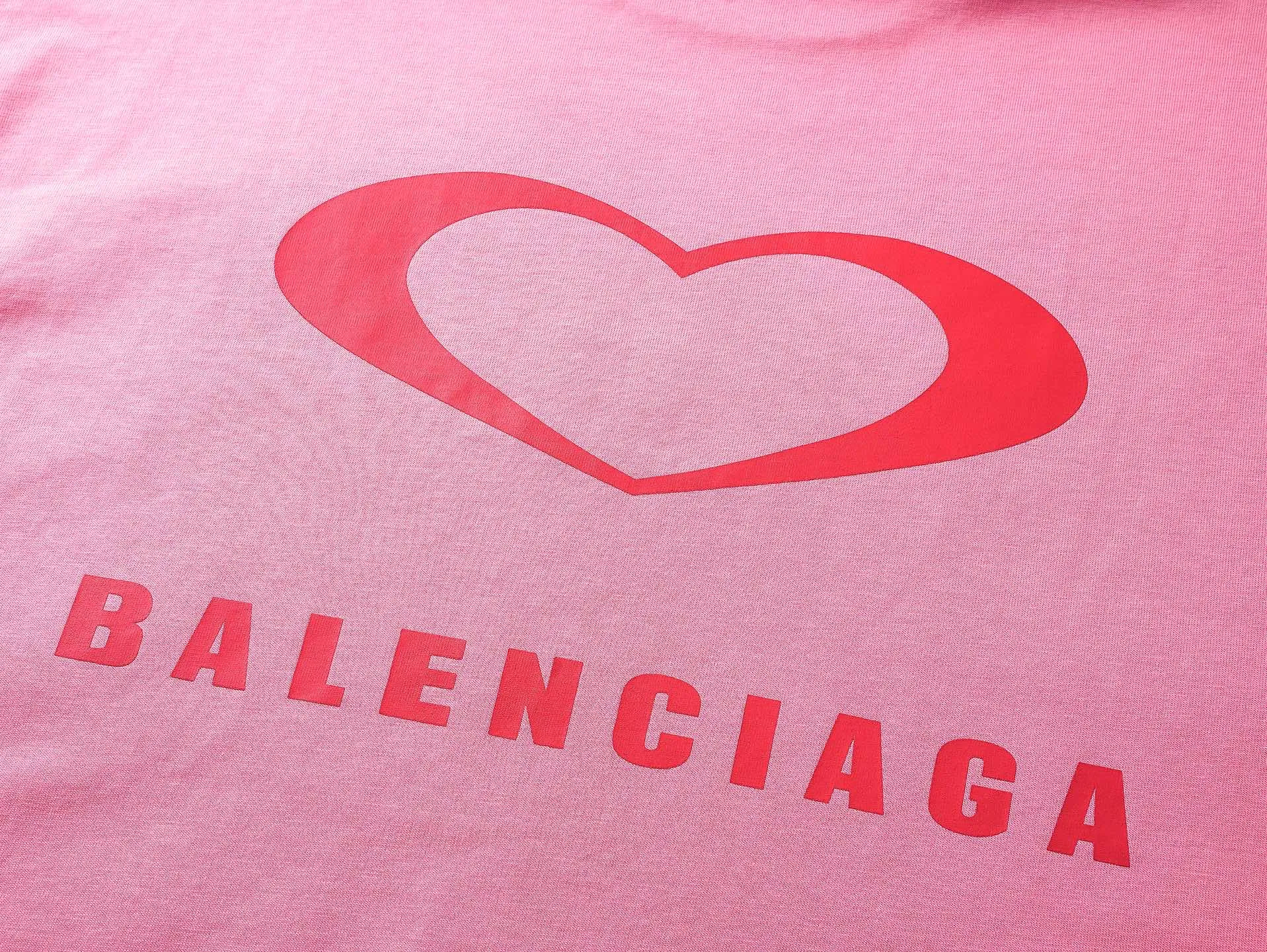 🅿️186 real photos [Top version. Official website quality] BALENCI*GA/Paris. SS25 latest model, Paris Chinese Valentine's Day limited edition, short-sleeved T-shirt with love LOGO embroidery on the front and love LOGO printing on the back. Brick cabinet synchronization. Genuine product developed at the first time, welcome to compare! The fabric is made of Paris ZP custom-woven and dyed cotton double yarn. Weighing 260 grams, the cloth surface is clean. The cloth pattern is clear, soft and comfortable. The threads are dyed with no color difference. The embroidery is done using imported Tajima embroidery machines. The printing uses environmentally friendly imported rubber paddles. The letters are clear and the effect is three-dimensional. The version adopts OS loose shoulder design. Same style for men and women. Code: BL253721 Color: black, red, pink, off-white Size: XS S M L