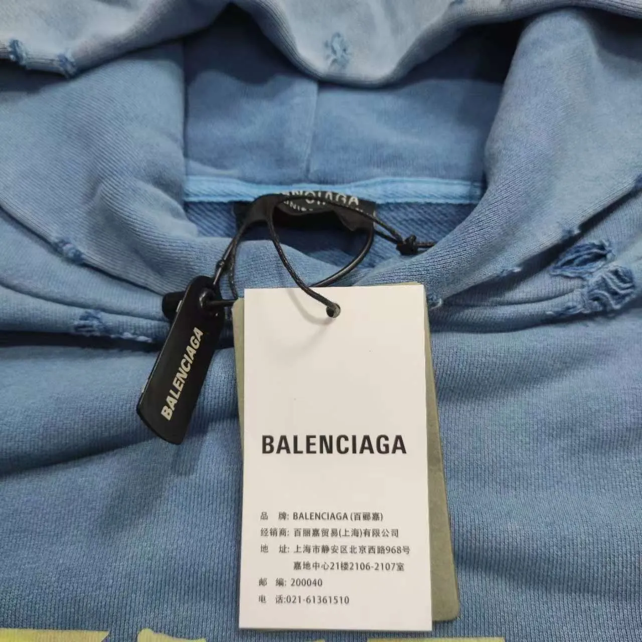 The top proven version of Balenciaga 23SS haze blue masking paper printed letters double-sided logo hooded loose hooded sweatshirt. This hoodie has a very interesting and cute design. The kangaroo pocket on the front of the large body is a reverse-cut design. The double side pockets are hollowed out, which actually deceives your vision when viewed from the front. The real pockets are sewn on the terry bottom on the reverse side. It is time-consuming and labor-intensive, but it is the core theme of the entire hoodie that cannot be ignored. In the same detail, the double side pockets are hemmed and stitched. And processed with holes; 480g heavy-weight pure cotton fabric with fine small terry bottom. After heavy mud dyeing and washing, the fabric still has a thick foundation and is comfortable and soft. The front and back double-sided textured paper transfer LOGO, and the front and back printing colors are different. The loose and large drop shoulder design is unisex. This style is also very suitable for girls to match. It is easy to create a lazy and casual street feel of the United States and France. Many holes are processed by hand grinding wheels on the body. Traces of muddying can be seen on the neckline, shoulder line, and side cuff splicing, but the visual effect transition is natural and soft without any sense of dirt. The old effect of the entire hoodie is excellent. The cuff threads are custom-woven in color; the packaging is washed and customized. The new gray silver letter main logo. The dropped shoulder model does not include shoulder width. The version is Kanye’s American style. Short and wide street casual version. From short sleeves to sweaters, this style is definitely not to be missed. Color: mud-dyed custom-woven navy Size: XS-S-M (Can be worn by both men and women, OS is loose and dropped on the shoulders) P:510
