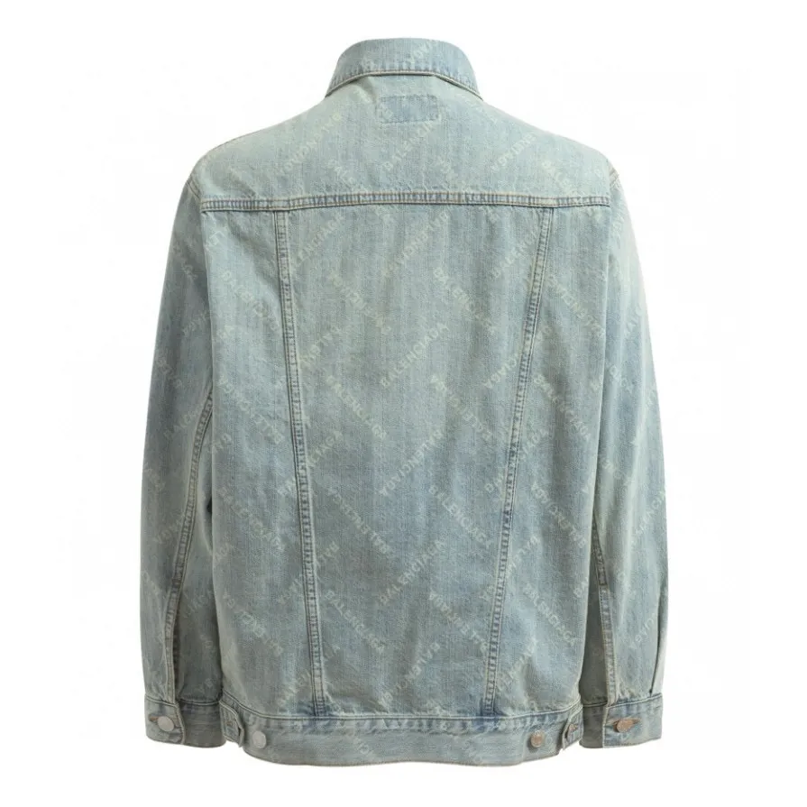 🅿️560 [Exclusive supply] BLCG 24FW full-print barrage denim jacket. The fabric is made of 100% cotton slub denim. The fabric has a thick texture, many and prominent slub yarns, and has a good washing effect. It has good breathability, strong hygroscopicity and comfortable wearing. The laser burning technology uses the high-temperature energy of the laser beam to etch the surface of the denim fabric to form a balenciaga pattern texture. This technology combines the advantages of laser technology and digital processing and can accurately control the processing process. After washing and laser processing, the denim jacket must be subjected to necessary post-processing, general washing, etc. to remove residual dye and fiber dust. Because there are no burn marks on the wiring at the splicing point, semi-finished products need to be burnt, which greatly increases the production cost. Among Balenciaga denim jackets, the loose version is very popular. It has larger shoulder width and bust, as well as a longer length, creating a casual and comfortable wearing experience. The loose fit is not only suitable for daily casual wear, but can also be easily matched with a sense of fashion. Size:1/2/3/4