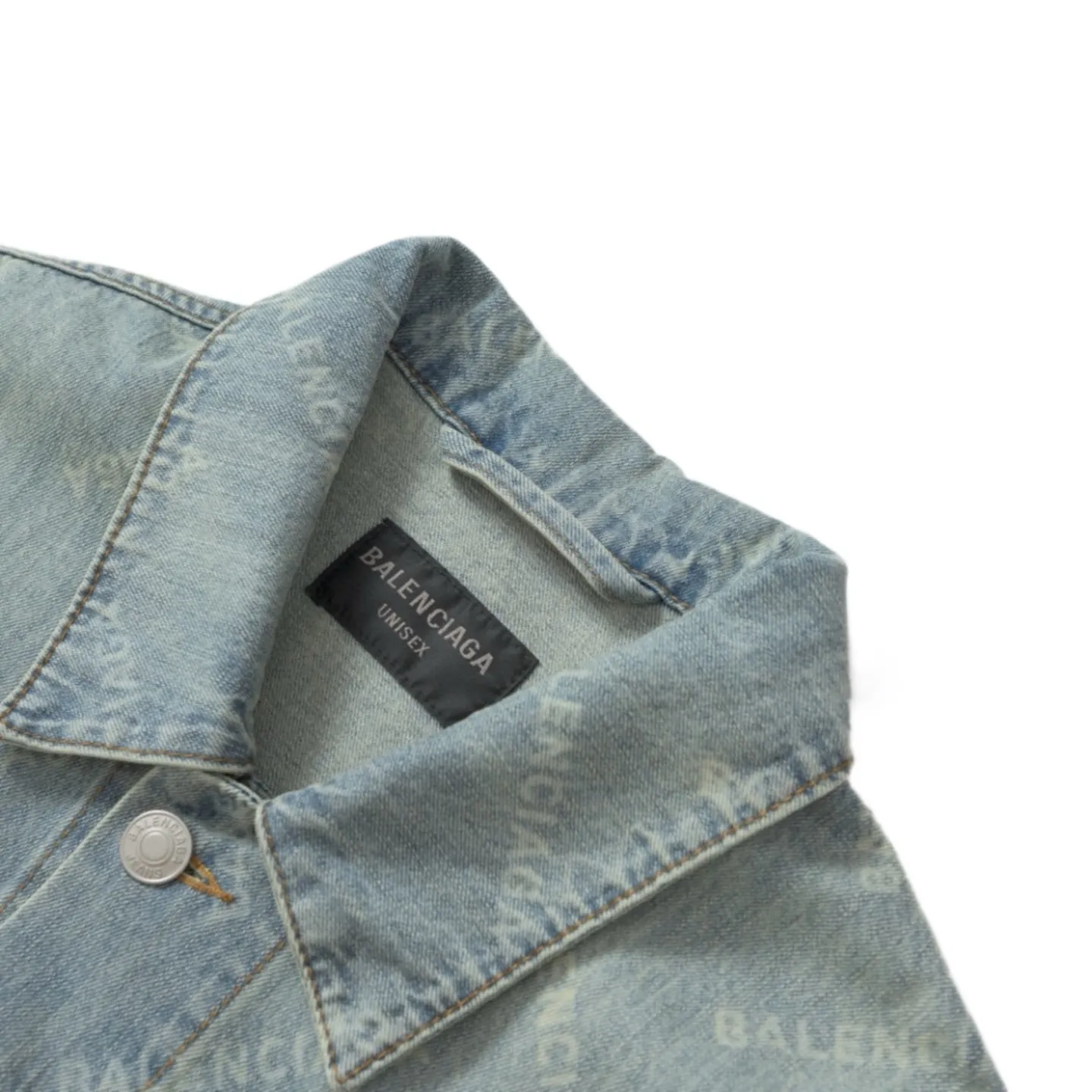 🅿️560 [Exclusive supply] BLCG 24FW full-print barrage denim jacket. The fabric is made of 100% cotton slub denim. The fabric has a thick texture, many and prominent slub yarns, and has a good washing effect. It has good breathability, strong hygroscopicity and comfortable wearing. The laser burning technology uses the high-temperature energy of the laser beam to etch the surface of the denim fabric to form a balenciaga pattern texture. This technology combines the advantages of laser technology and digital processing and can accurately control the processing process. After washing and laser processing, the denim jacket must be subjected to necessary post-processing, general washing, etc. to remove residual dye and fiber dust. Because there are no burn marks on the wiring at the splicing point, semi-finished products need to be burnt, which greatly increases the production cost. Among Balenciaga denim jackets, the loose version is very popular. It has larger shoulder width and bust, as well as a longer length, creating a casual and comfortable wearing experience. The loose fit is not only suitable for daily casual wear, but can also be easily matched with a sense of fashion. Size:1/2/3/4