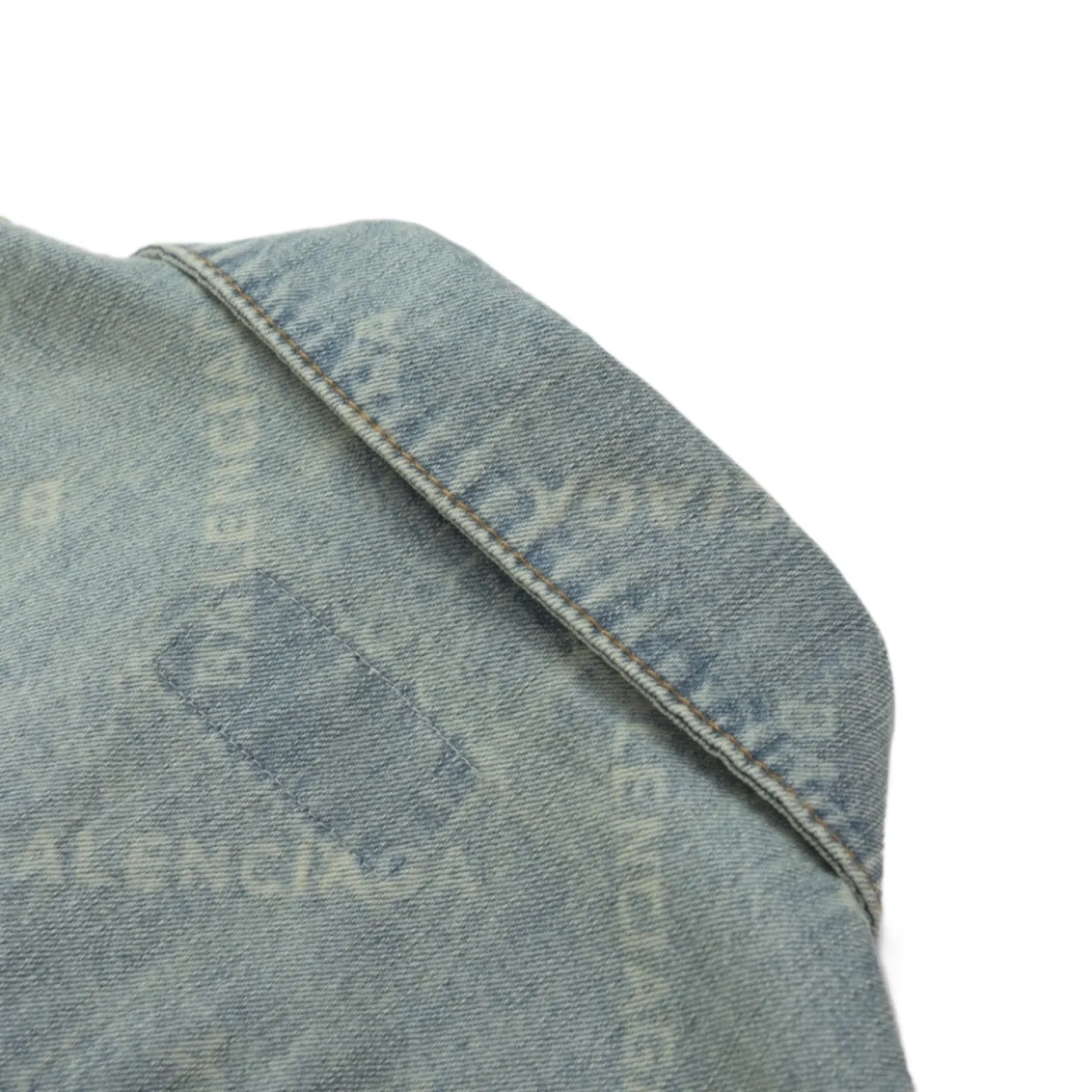🅿️560 [Exclusive supply] BLCG 24FW full-print barrage denim jacket. The fabric is made of 100% cotton slub denim. The fabric has a thick texture, many and prominent slub yarns, and has a good washing effect. It has good breathability, strong hygroscopicity and comfortable wearing. The laser burning technology uses the high-temperature energy of the laser beam to etch the surface of the denim fabric to form a balenciaga pattern texture. This technology combines the advantages of laser technology and digital processing and can accurately control the processing process. After washing and laser processing, the denim jacket must be subjected to necessary post-processing, general washing, etc. to remove residual dye and fiber dust. Because there are no burn marks on the wiring at the splicing point, semi-finished products need to be burnt, which greatly increases the production cost. Among Balenciaga denim jackets, the loose version is very popular. It has larger shoulder width and bust, as well as a longer length, creating a casual and comfortable wearing experience. The loose fit is not only suitable for daily casual wear, but can also be easily matched with a sense of fashion. Size:1/2/3/4