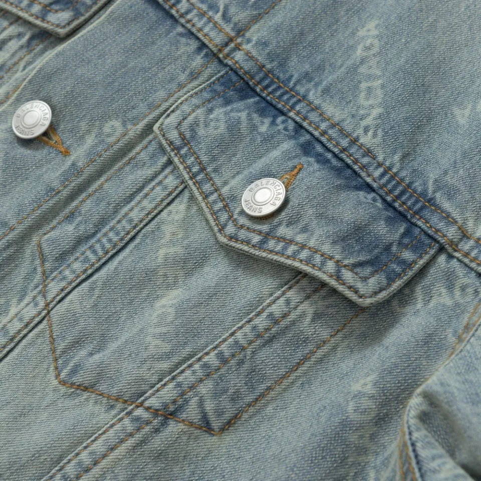 🅿️560 [Exclusive supply] BLCG 24FW full-print barrage denim jacket. The fabric is made of 100% cotton slub denim. The fabric has a thick texture, many and prominent slub yarns, and has a good washing effect. It has good breathability, strong hygroscopicity and comfortable wearing. The laser burning technology uses the high-temperature energy of the laser beam to etch the surface of the denim fabric to form a balenciaga pattern texture. This technology combines the advantages of laser technology and digital processing and can accurately control the processing process. After washing and laser processing, the denim jacket must be subjected to necessary post-processing, general washing, etc. to remove residual dye and fiber dust. Because there are no burn marks on the wiring at the splicing point, semi-finished products need to be burnt, which greatly increases the production cost. Among Balenciaga denim jackets, the loose version is very popular. It has larger shoulder width and bust, as well as a longer length, creating a casual and comfortable wearing experience. The loose fit is not only suitable for daily casual wear, but can also be easily matched with a sense of fashion. Size:1/2/3/4