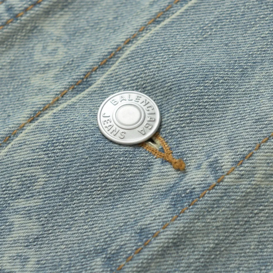 🅿️560 [Exclusive supply] BLCG 24FW full-print barrage denim jacket. The fabric is made of 100% cotton slub denim. The fabric has a thick texture, many and prominent slub yarns, and has a good washing effect. It has good breathability, strong hygroscopicity and comfortable wearing. The laser burning technology uses the high-temperature energy of the laser beam to etch the surface of the denim fabric to form a balenciaga pattern texture. This technology combines the advantages of laser technology and digital processing and can accurately control the processing process. After washing and laser processing, the denim jacket must be subjected to necessary post-processing, general washing, etc. to remove residual dye and fiber dust. Because there are no burn marks on the wiring at the splicing point, semi-finished products need to be burnt, which greatly increases the production cost. Among Balenciaga denim jackets, the loose version is very popular. It has larger shoulder width and bust, as well as a longer length, creating a casual and comfortable wearing experience. The loose fit is not only suitable for daily casual wear, but can also be easily matched with a sense of fashion. Size:1/2/3/4