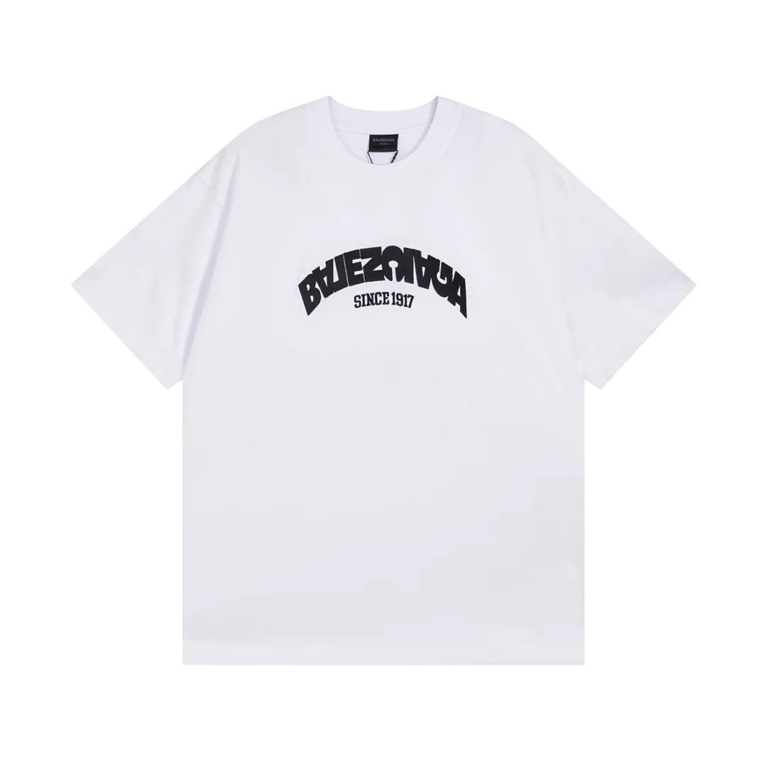 🅿️180 detailed pictures [Top version. Official website quality] BALENCI*GA/Paris BALENCI*GA#2024 latest model, large reverse letter LOGO icon embroidered short-sleeved T-shirt. Brick cabinet synchronization. Genuine products are developed and developed in the first time. Welcome to compare! The fabric is made of Paris ZP custom-woven and dyed 100% cotton double-yarn compact cotton. The weight is 260 grams. The cloth surface is clean. The cloth pattern is clear. It is soft and comfortable. It has good color fastness and is not easy to change color. The threads are woven and dyed with no color difference. The embroidery is done using an imported Tajima embroidery machine, with a three-dimensional effect and clear lines. There are no burrs and miscellaneous threads, and the embroidery is of ultra-high craftsmanship. The version adopts OS loose shoulder design. Same style for men and women. Code: BL223215 Color: Black. White Size: XS to L