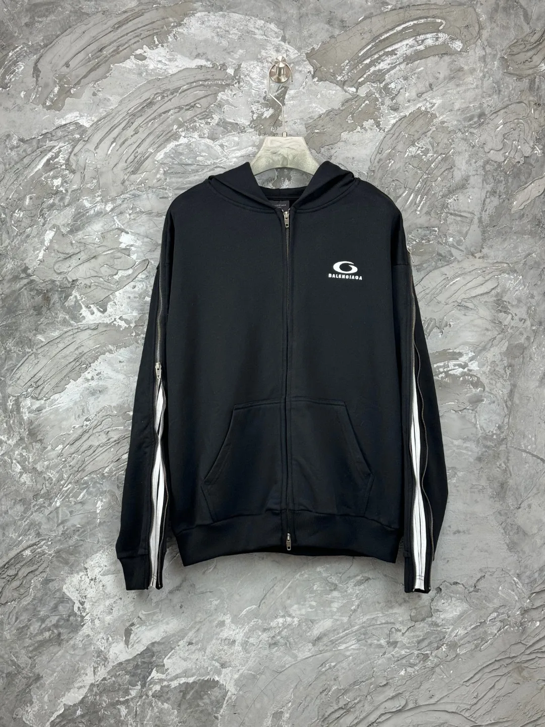 🅿️490 BALENCI*GA Paris shoulder embroidery splicing zipper style hooded zipper sweatshirt. The front embroidery is embroidered with an imported Tajima embroidery machine. The shoulder sleeves are spliced zipper technology. Overweight craftsmanship. Customized matching hardware. Clear letters. Three-dimensional effect. Exclusively pattern-woven and dyed 460g fabric. Threads are dyed in the same cylinder with zero color difference. Brick cabinet synchronization. Welcome to compare. Same style for men and women -Color: black -SIZE: Xs S M L style number 8992#