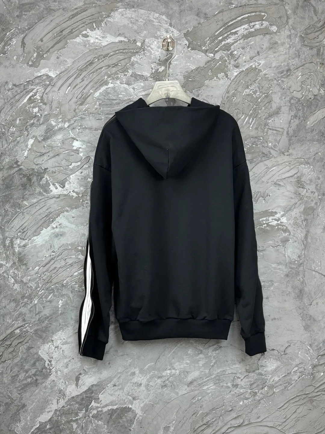 🅿️490 BALENCI*GA Paris shoulder embroidery splicing zipper style hooded zipper sweatshirt. The front embroidery is embroidered with an imported Tajima embroidery machine. The shoulder sleeves are spliced zipper technology. Overweight craftsmanship. Customized matching hardware. Clear letters. Three-dimensional effect. Exclusively pattern-woven and dyed 460g fabric. Threads are dyed in the same cylinder with zero color difference. Brick cabinet synchronization. Welcome to compare. Same style for men and women -Color: black -SIZE: Xs S M L style number 8992#